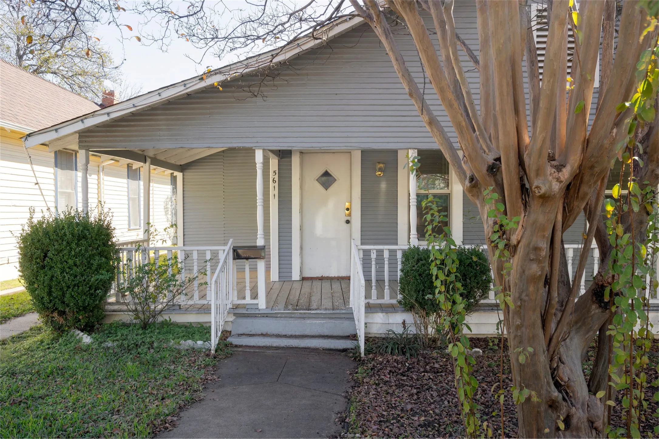 Single Family Residence For Sale in Dallas County , 5611 Alton Avenue, Dallas, Texas 75214, 2 Bedrooms, 1 Bathroom, Garage spaces, 1,180 Sqft, built in 1911, Price $220,000, mls#21132169, Real Estate Agent in Dallas, Homes For Sale in Dallas county, Homes For Sale in Dallas, Realtor in Dallas Texas, Real Estate Brokerage Independent Realty Texas, Luminita Cordes Realtor