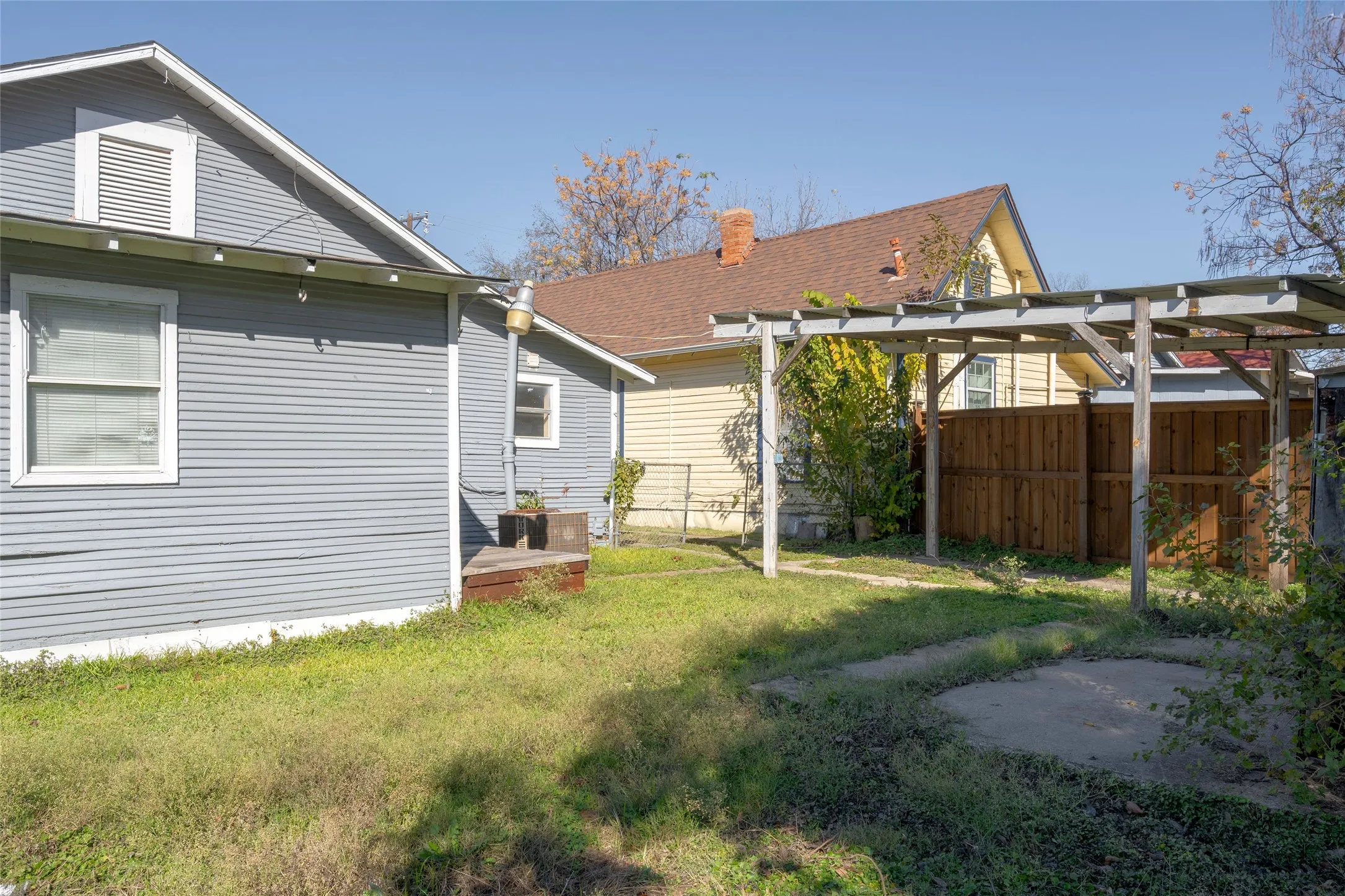Single Family Residence For Sale in Dallas County , 5611 Alton Avenue, Dallas, Texas 75214, 2 Bedrooms, 1 Bathroom, Garage spaces, 1,180 Sqft, built in 1911, Price $220,000, mls#21132169, Real Estate Agent in Dallas, Homes For Sale in Dallas county, Homes For Sale in Dallas, Realtor in Dallas Texas, Real Estate Brokerage Independent Realty Texas, Luminita Cordes Realtor