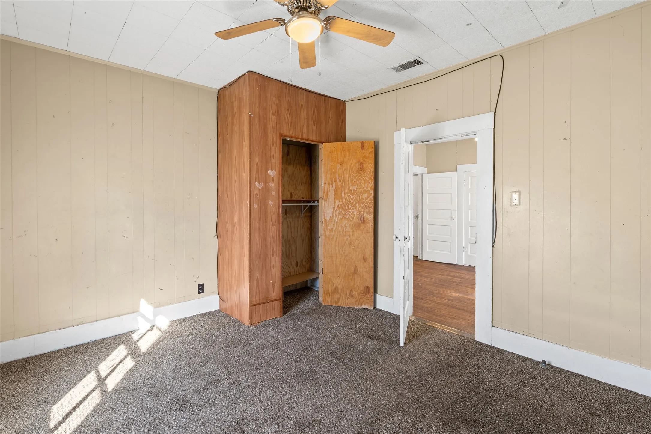 Single Family Residence For Sale in Dallas County , 5611 Alton Avenue, Dallas, Texas 75214, 2 Bedrooms, 1 Bathroom, Garage spaces, 1,180 Sqft, built in 1911, Price $220,000, mls#21132169, Real Estate Agent in Dallas, Homes For Sale in Dallas county, Homes For Sale in Dallas, Realtor in Dallas Texas, Real Estate Brokerage Independent Realty Texas, Luminita Cordes Realtor