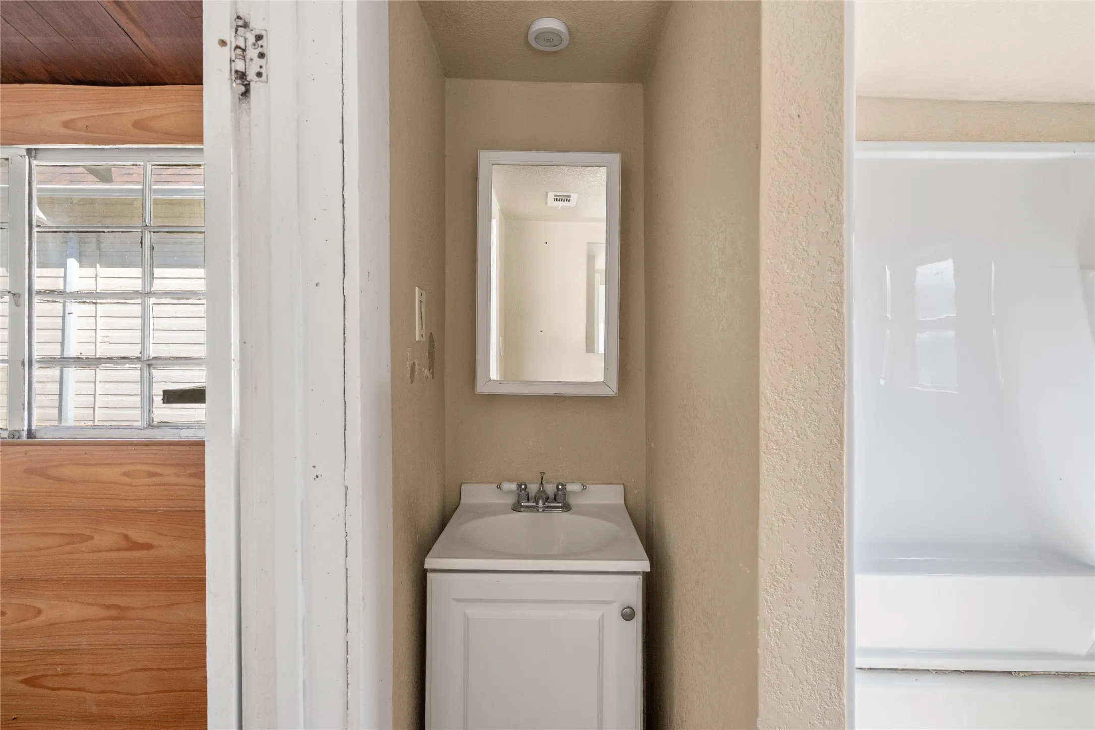 Single Family Residence For Sale in Dallas County , 5611 Alton Avenue, Dallas, Texas 75214, 2 Bedrooms, 1 Bathroom, Garage spaces, 1,180 Sqft, built in 1911, Price $220,000, mls#21132169, Real Estate Agent in Dallas, Homes For Sale in Dallas county, Homes For Sale in Dallas, Realtor in Dallas Texas, Real Estate Brokerage Independent Realty Texas, Luminita Cordes Realtor