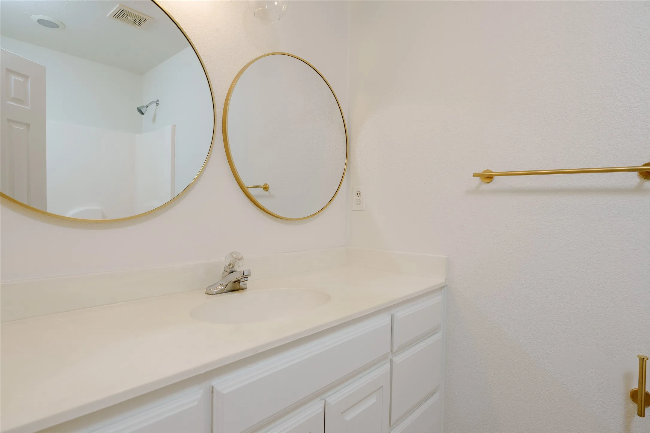 Upstairs Hall Full Bathroom