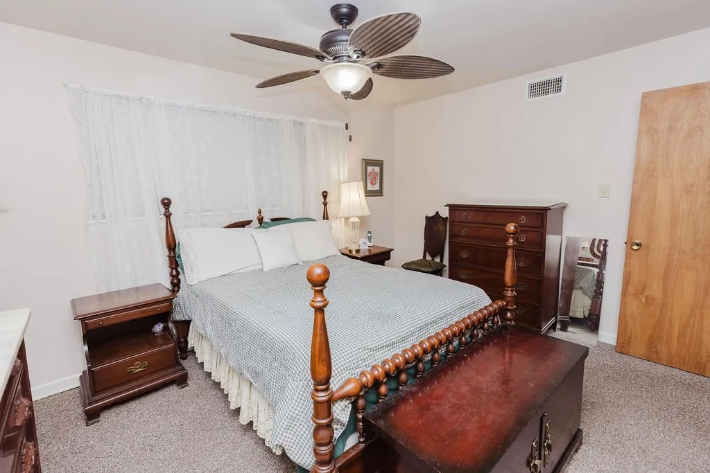 Single Family Residence For Sale in Fannin County , 663 6th Street, Honey Grove, Texas 75446, 2 Bedroom, 2 Bathroom, Garage spaces, 1,613 Sqft, built in 1967, mls#21131267, Real Estate Agent in Honey Grove, Homes For Sale in Fannin county, Homes For Sale in Honey Grove, Realtor in Honey Grove Texas, Real Estate Brokerage Independent Realty Texas, Luminita Cordes Realtor
