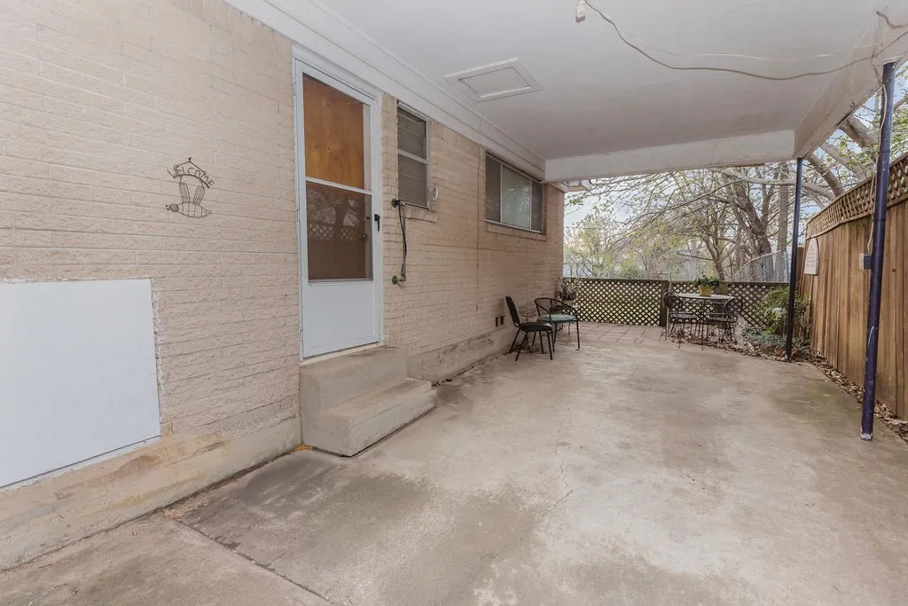Carport.