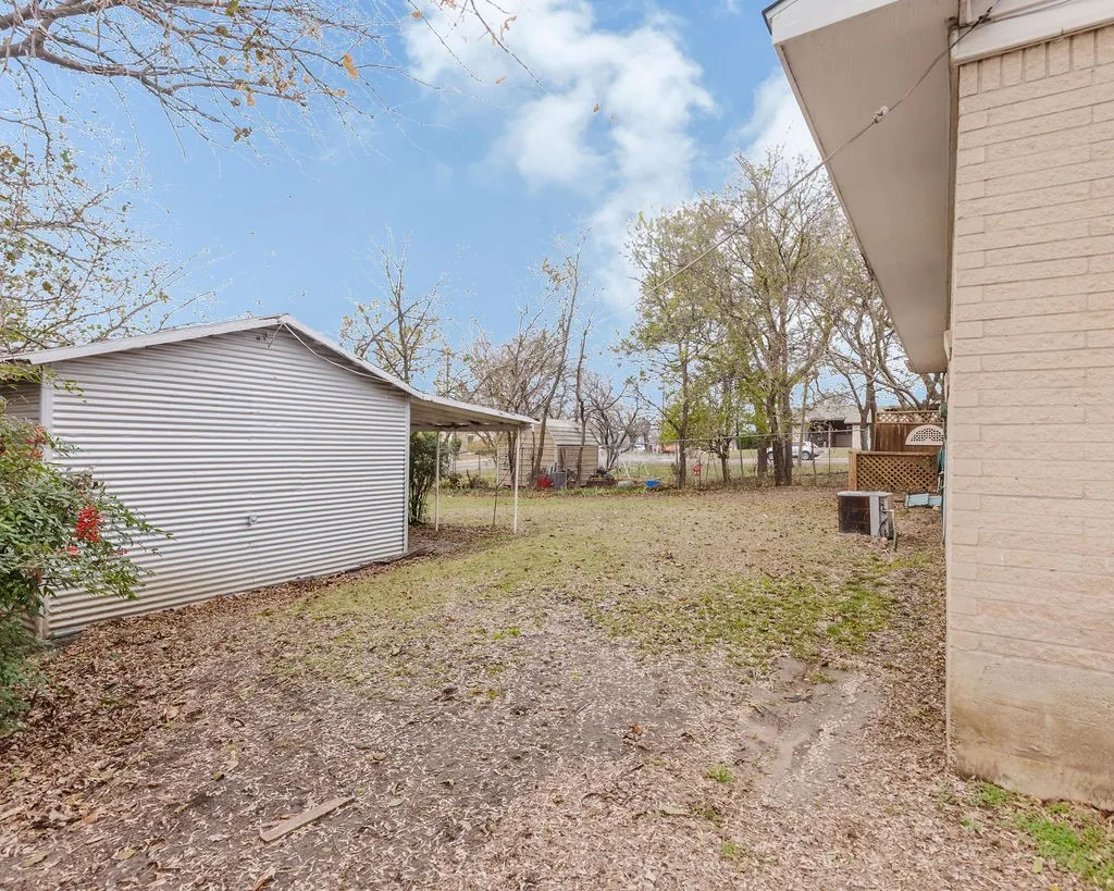 Single Family Residence For Sale in Fannin County , 663 6th Street, Honey Grove, Texas 75446, 2 Bedroom, 2 Bathroom, Garage spaces, 1,613 Sqft, built in 1967, mls#21131267, Real Estate Agent in Honey Grove, Homes For Sale in Fannin county, Homes For Sale in Honey Grove, Realtor in Honey Grove Texas, Real Estate Brokerage Independent Realty Texas, Luminita Cordes Realtor