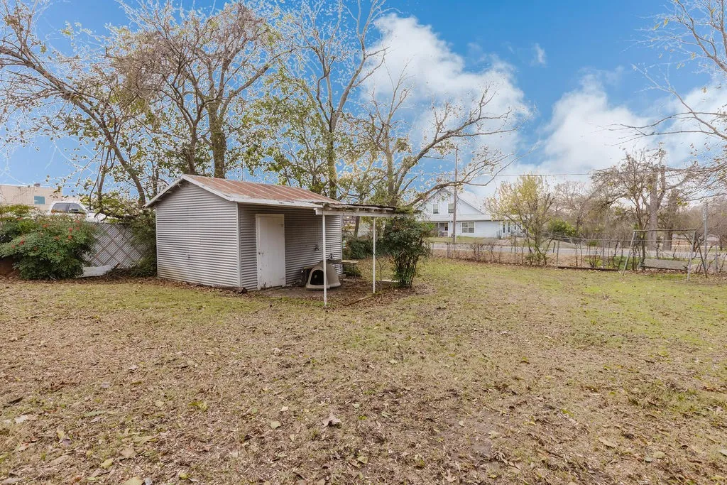 Single Family Residence For Sale in Fannin County , 663 6th Street, Honey Grove, Texas 75446, 2 Bedroom, 2 Bathroom, Garage spaces, 1,613 Sqft, built in 1967, mls#21131267, Real Estate Agent in Honey Grove, Homes For Sale in Fannin county, Homes For Sale in Honey Grove, Realtor in Honey Grove Texas, Real Estate Brokerage Independent Realty Texas, Luminita Cordes Realtor