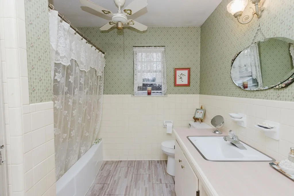 Single Family Residence For Sale in Fannin County , 663 6th Street, Honey Grove, Texas 75446, 2 Bedroom, 2 Bathroom, Garage spaces, 1,613 Sqft, built in 1967, mls#21131267, Real Estate Agent in Honey Grove, Homes For Sale in Fannin county, Homes For Sale in Honey Grove, Realtor in Honey Grove Texas, Real Estate Brokerage Independent Realty Texas, Luminita Cordes Realtor