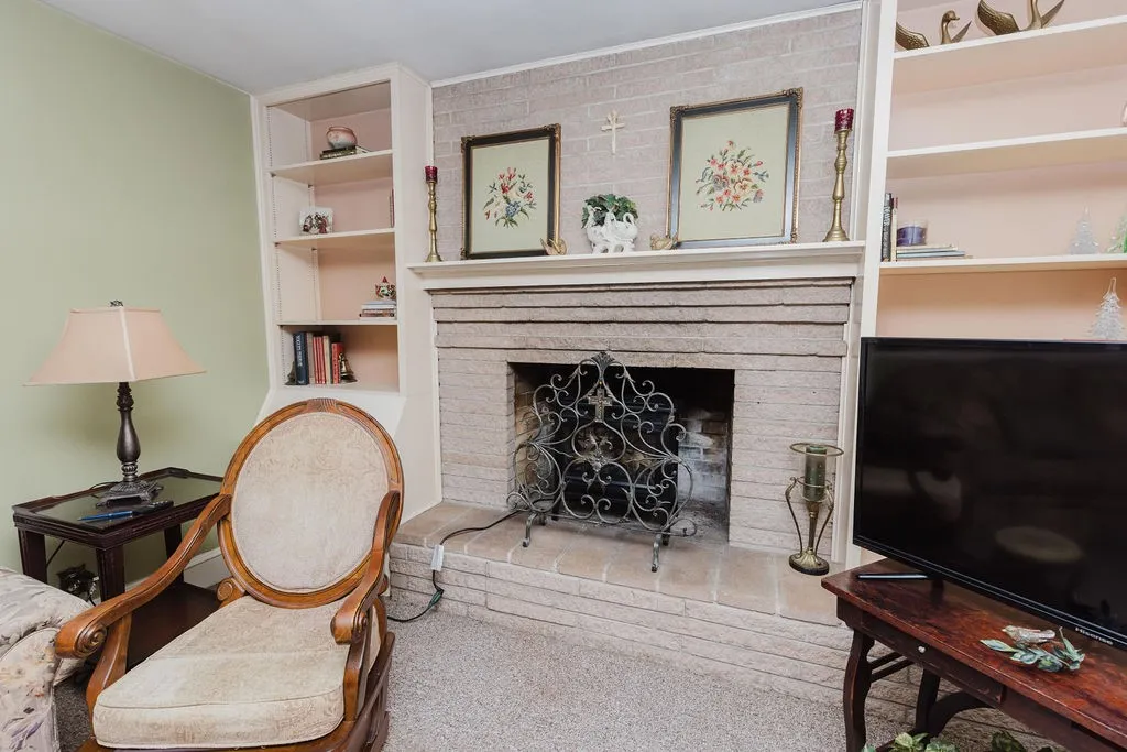 Single Family Residence For Sale in Fannin County , 663 6th Street, Honey Grove, Texas 75446, 2 Bedroom, 2 Bathroom, Garage spaces, 1,613 Sqft, built in 1967, mls#21131267, Real Estate Agent in Honey Grove, Homes For Sale in Fannin county, Homes For Sale in Honey Grove, Realtor in Honey Grove Texas, Real Estate Brokerage Independent Realty Texas, Luminita Cordes Realtor