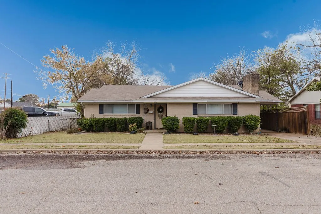 Single Family Residence For Sale in Fannin County , 663 6th Street, Honey Grove, Texas 75446, 2 Bedroom, 2 Bathroom, Garage spaces, 1,613 Sqft, built in 1967, mls#21131267, Real Estate Agent in Honey Grove, Homes For Sale in Fannin county, Homes For Sale in Honey Grove, Realtor in Honey Grove Texas, Real Estate Brokerage Independent Realty Texas, Luminita Cordes Realtor
