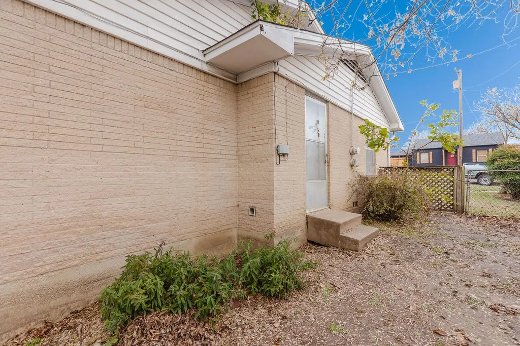 Single Family Residence For Sale in Fannin County , 663 6th Street, Honey Grove, Texas 75446, 2 Bedroom, 2 Bathroom, Garage spaces, 1,613 Sqft, built in 1967, mls#21131267, Real Estate Agent in Honey Grove, Homes For Sale in Fannin county, Homes For Sale in Honey Grove, Realtor in Honey Grove Texas, Real Estate Brokerage Independent Realty Texas, Luminita Cordes Realtor