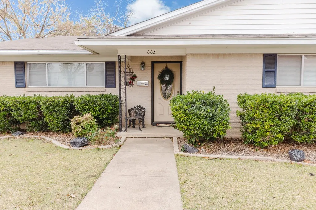 Single Family Residence For Sale in Fannin County , 663 6th Street, Honey Grove, Texas 75446, 2 Bedroom, 2 Bathroom, Garage spaces, 1,613 Sqft, built in 1967, mls#21131267, Real Estate Agent in Honey Grove, Homes For Sale in Fannin county, Homes For Sale in Honey Grove, Realtor in Honey Grove Texas, Real Estate Brokerage Independent Realty Texas, Luminita Cordes Realtor