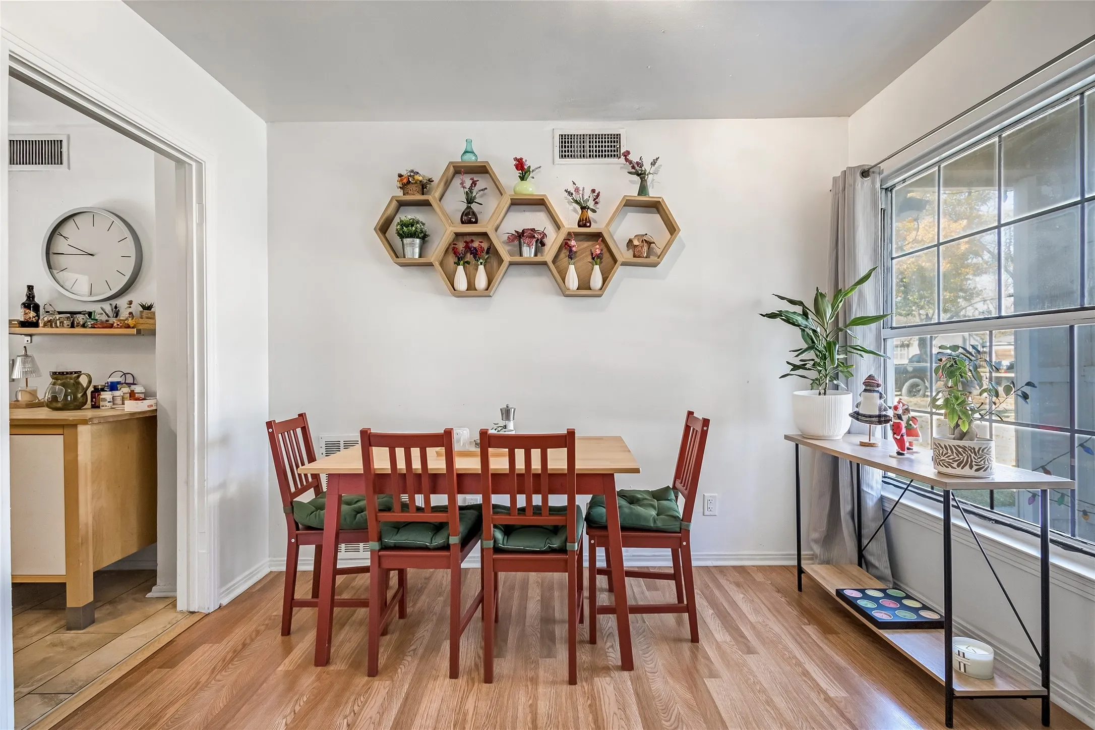Single Family Residence For Sale in Dallas County , 11818 Broadmoor Drive, Dallas, Texas 75218, 3 Bedrooms, 2 Bathrooms, Garage spaces, 1,330 Sqft, built in 1951, Price $275,000, mls#21131961, Real Estate Agent in Dallas, Homes For Sale in Dallas county, Homes For Sale in Dallas, Realtor in Dallas Texas, Real Estate Brokerage Independent Realty Texas, Luminita Cordes Realtor