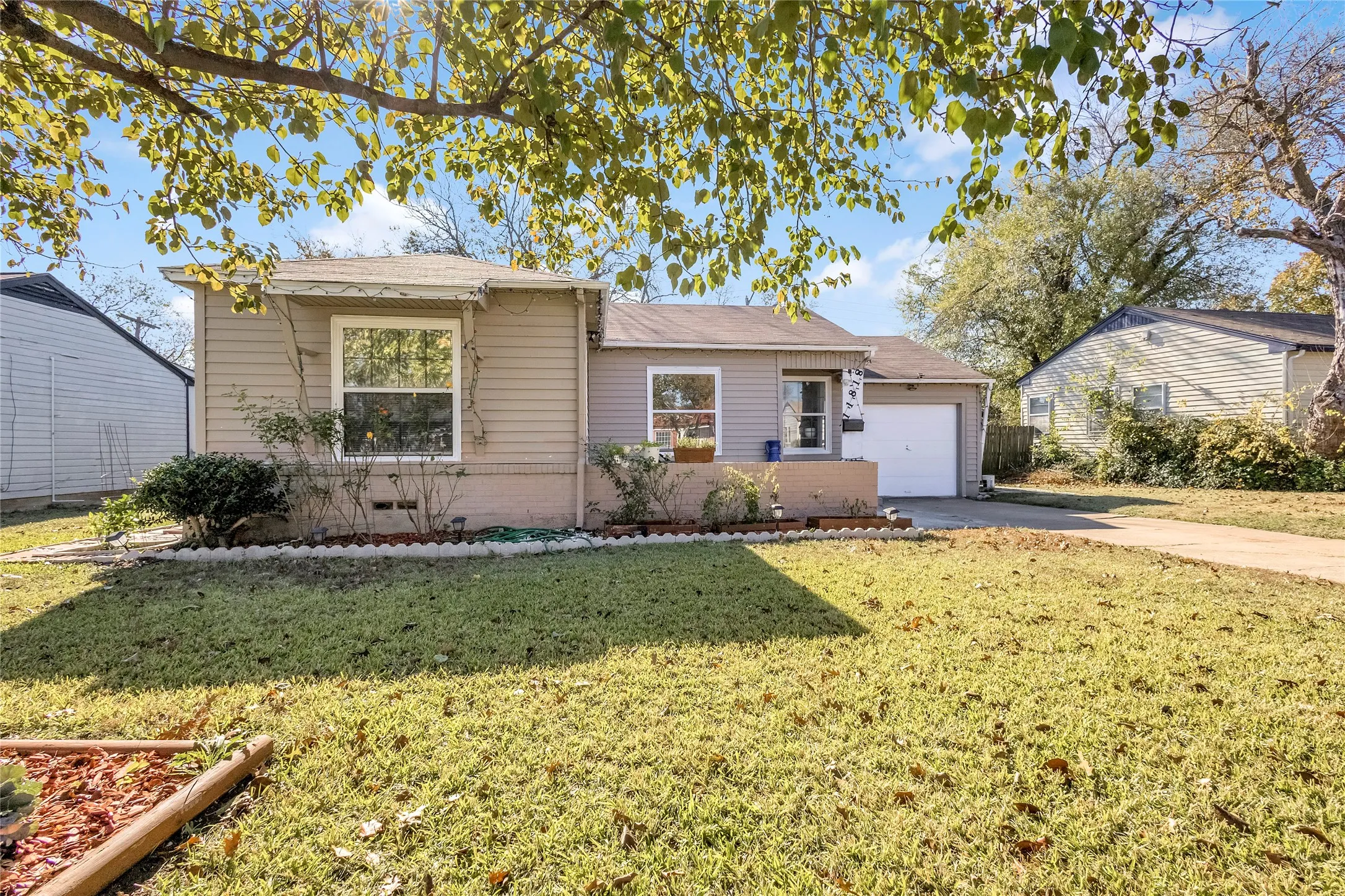 Single Family Residence For Sale in Dallas County , 11818 Broadmoor Drive, Dallas, Texas 75218, 3 Bedrooms, 2 Bathrooms, Garage spaces, 1,330 Sqft, built in 1951, Price $275,000, mls#21131961, Real Estate Agent in Dallas, Homes For Sale in Dallas county, Homes For Sale in Dallas, Realtor in Dallas Texas, Real Estate Brokerage Independent Realty Texas, Luminita Cordes Realtor