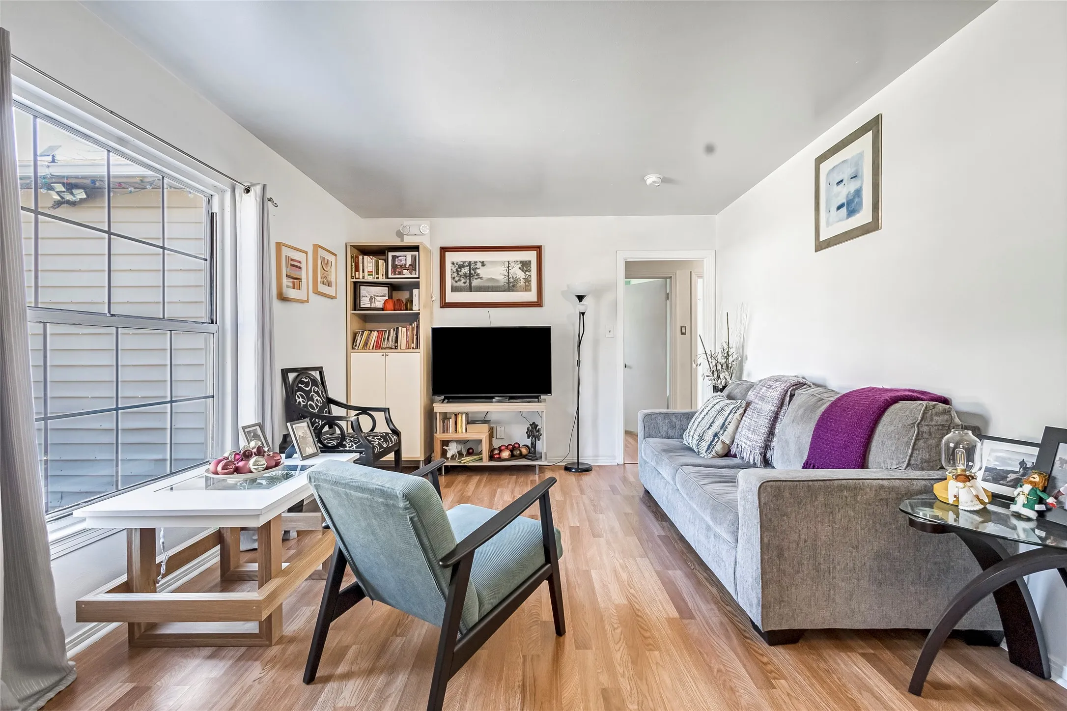 Single Family Residence For Sale in Dallas County , 11818 Broadmoor Drive, Dallas, Texas 75218, 3 Bedrooms, 2 Bathrooms, Garage spaces, 1,330 Sqft, built in 1951, Price $275,000, mls#21131961, Real Estate Agent in Dallas, Homes For Sale in Dallas county, Homes For Sale in Dallas, Realtor in Dallas Texas, Real Estate Brokerage Independent Realty Texas, Luminita Cordes Realtor
