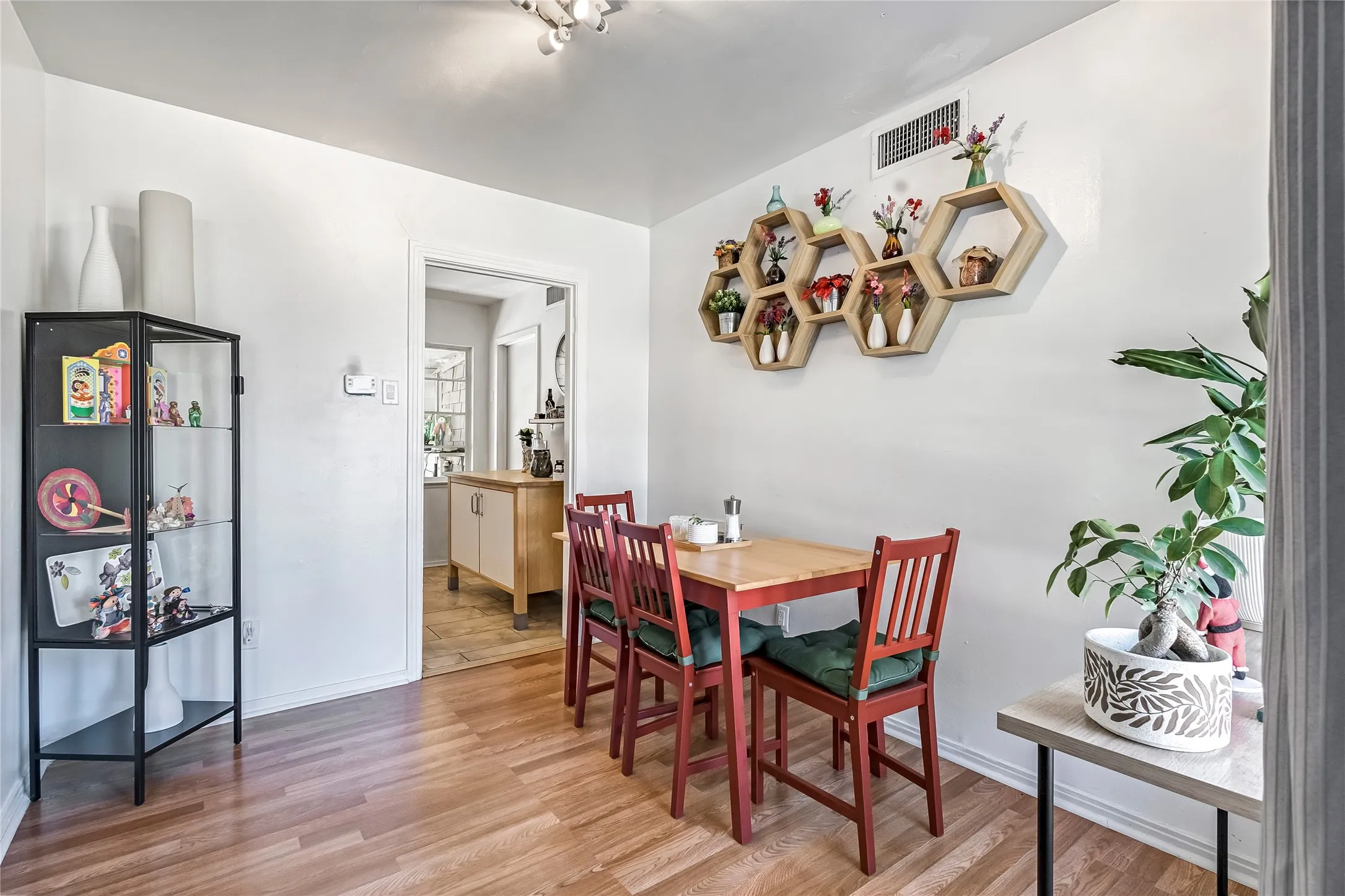 Single Family Residence For Sale in Dallas County , 11818 Broadmoor Drive, Dallas, Texas 75218, 3 Bedrooms, 2 Bathrooms, Garage spaces, 1,330 Sqft, built in 1951, Price $275,000, mls#21131961, Real Estate Agent in Dallas, Homes For Sale in Dallas county, Homes For Sale in Dallas, Realtor in Dallas Texas, Real Estate Brokerage Independent Realty Texas, Luminita Cordes Realtor