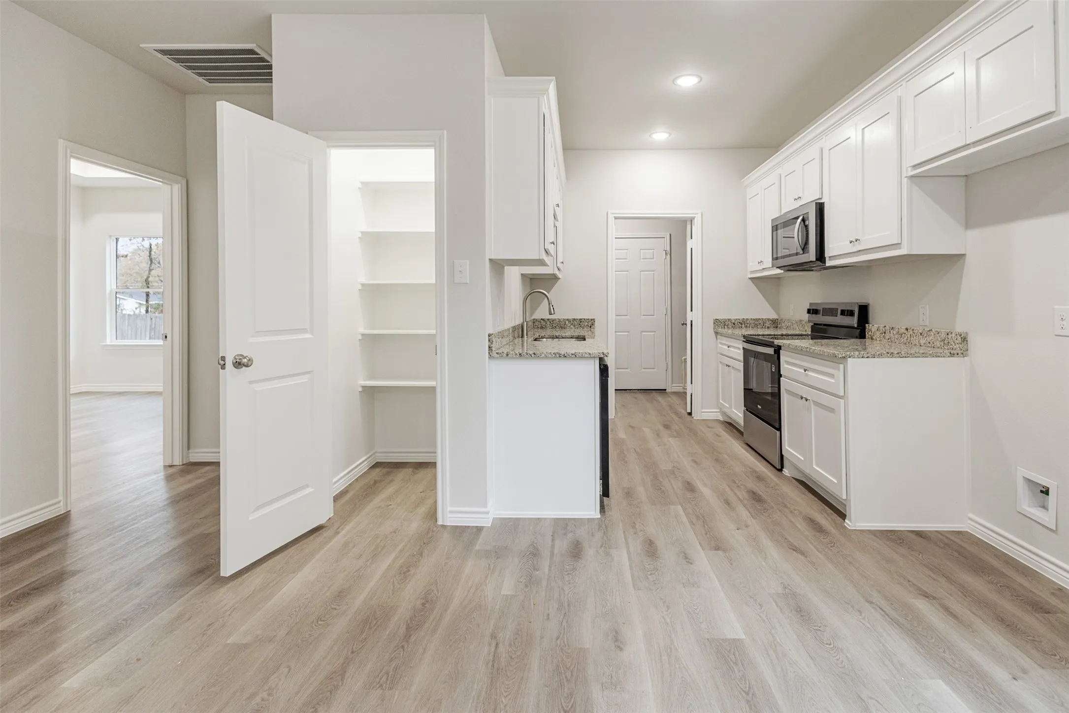 Single Family Residence For Sale in Henderson County , 6144 Shawnee Drive, Mabank, Texas 75156, 3 Bedrooms, 2 Bathrooms, Garage spaces, 1,100 Sqft, built in 2025, New Construction - Complete, Price $185,900, mls#21130548, Real Estate Agent in Mabank, Homes For Sale in Henderson county, Homes For Sale in Mabank, Realtor in Mabank Texas, Real Estate Brokerage Independent Realty Texas, Luminita Cordes Realtor