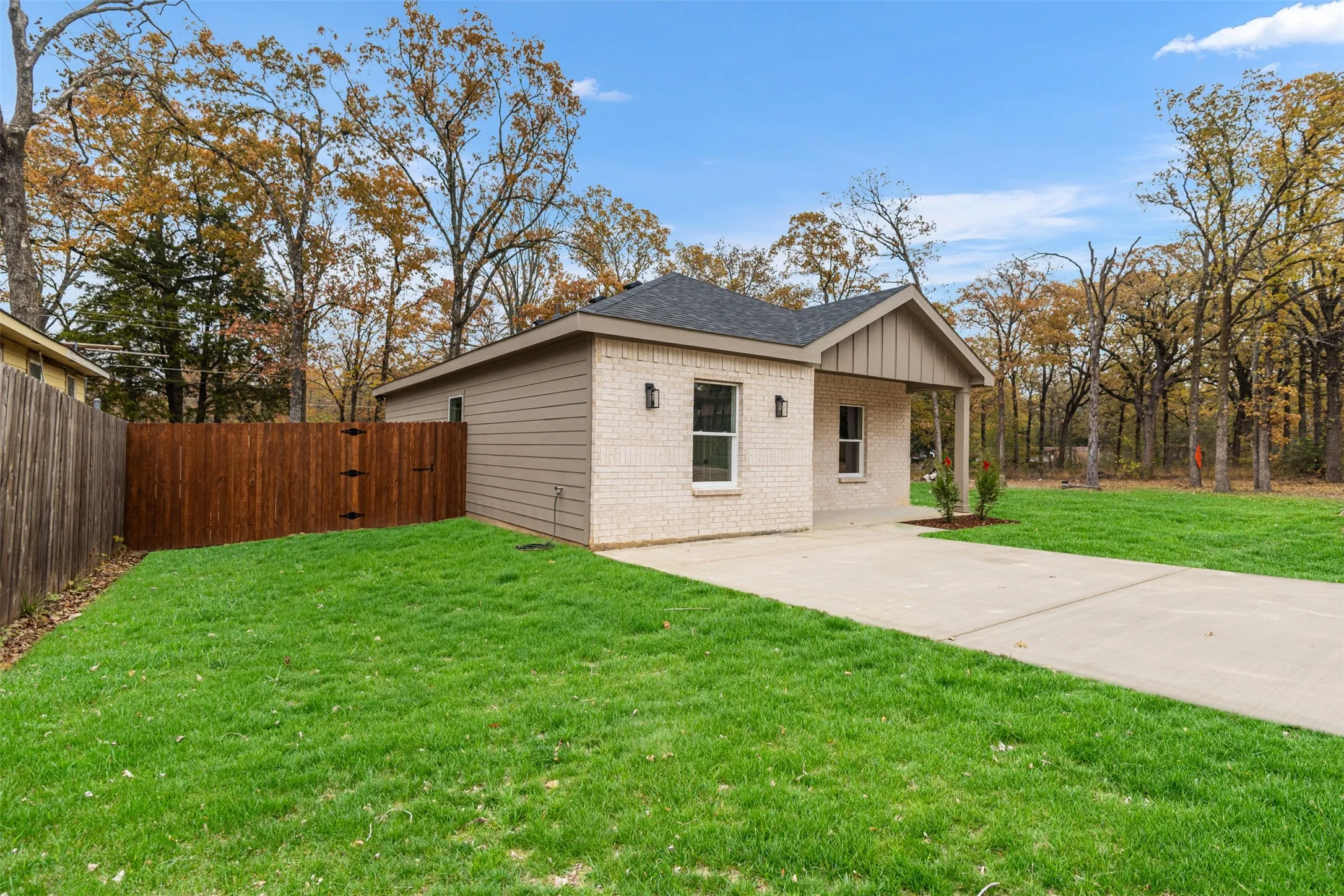 Single Family Residence For Sale in Henderson County , 6144 Shawnee Drive, Mabank, Texas 75156, 3 Bedrooms, 2 Bathrooms, Garage spaces, 1,100 Sqft, built in 2025, New Construction - Complete, Price $185,900, mls#21130548, Real Estate Agent in Mabank, Homes For Sale in Henderson county, Homes For Sale in Mabank, Realtor in Mabank Texas, Real Estate Brokerage Independent Realty Texas, Luminita Cordes Realtor