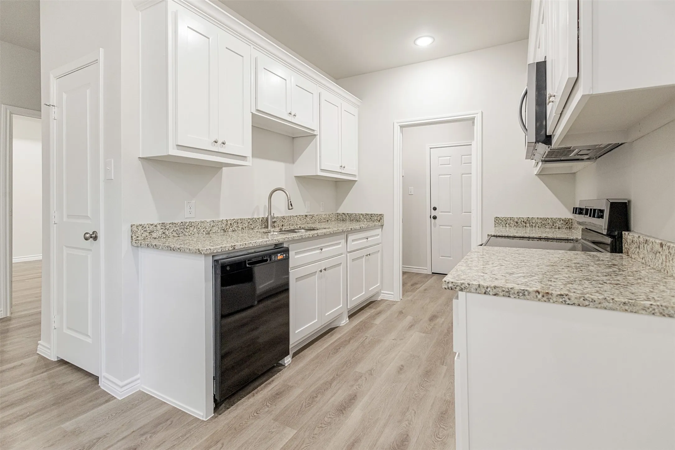 Single Family Residence For Sale in Henderson County , 6144 Shawnee Drive, Mabank, Texas 75156, 3 Bedrooms, 2 Bathrooms, Garage spaces, 1,100 Sqft, built in 2025, New Construction - Complete, Price $185,900, mls#21130548, Real Estate Agent in Mabank, Homes For Sale in Henderson county, Homes For Sale in Mabank, Realtor in Mabank Texas, Real Estate Brokerage Independent Realty Texas, Luminita Cordes Realtor