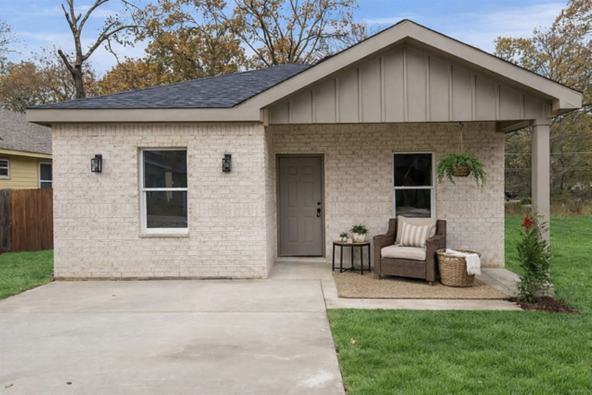 Single Family Residence For Sale in Henderson County , 6144 Shawnee Drive, Mabank, Texas 75156, 3 Bedrooms, 2 Bathrooms, Garage spaces, 1,100 Sqft, built in 2025, New Construction - Complete, Price $185,900, mls#21130548, Real Estate Agent in Mabank, Homes For Sale in Henderson county, Homes For Sale in Mabank, Realtor in Mabank Texas, Real Estate Brokerage Independent Realty Texas, Luminita Cordes Realtor