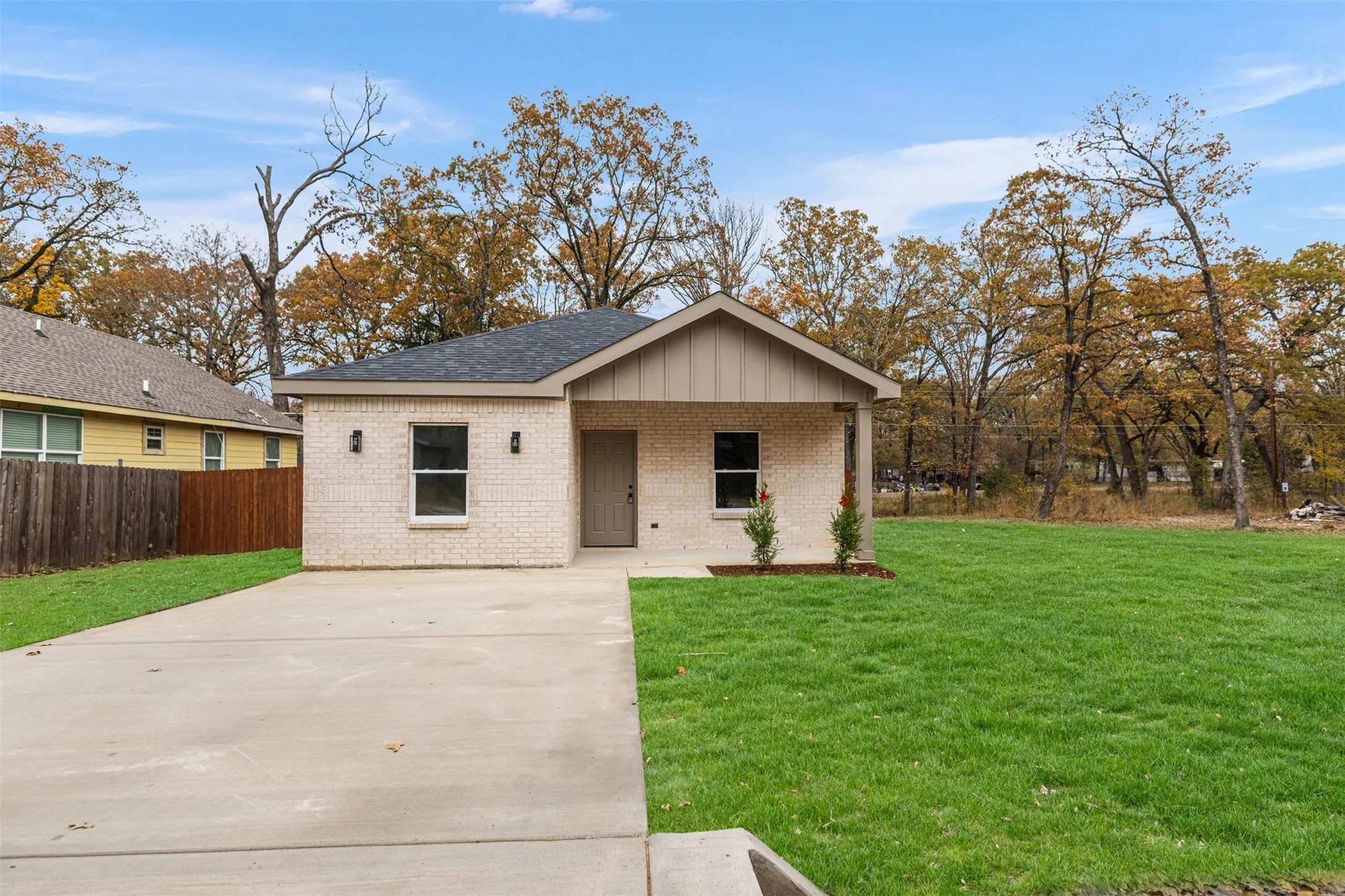 Single Family Residence For Sale in Henderson County , 6144 Shawnee Drive, Mabank, Texas 75156, 3 Bedrooms, 2 Bathrooms, Garage spaces, 1,100 Sqft, built in 2025, New Construction - Complete, Price $185,900, mls#21130548, Real Estate Agent in Mabank, Homes For Sale in Henderson county, Homes For Sale in Mabank, Realtor in Mabank Texas, Real Estate Brokerage Independent Realty Texas, Luminita Cordes Realtor