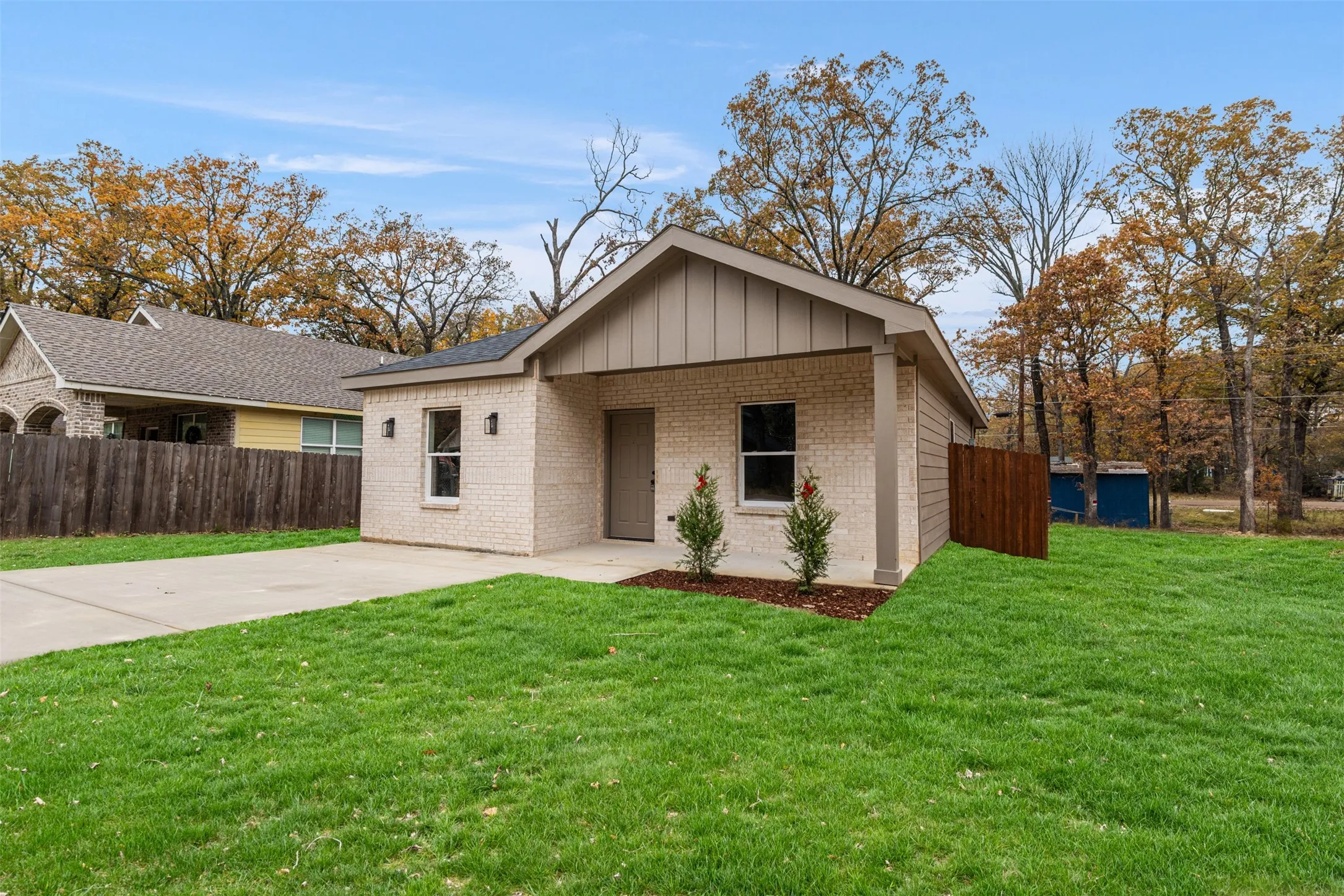 Single Family Residence For Sale in Henderson County , 6144 Shawnee Drive, Mabank, Texas 75156, 3 Bedrooms, 2 Bathrooms, Garage spaces, 1,100 Sqft, built in 2025, New Construction - Complete, Price $185,900, mls#21130548, Real Estate Agent in Mabank, Homes For Sale in Henderson county, Homes For Sale in Mabank, Realtor in Mabank Texas, Real Estate Brokerage Independent Realty Texas, Luminita Cordes Realtor