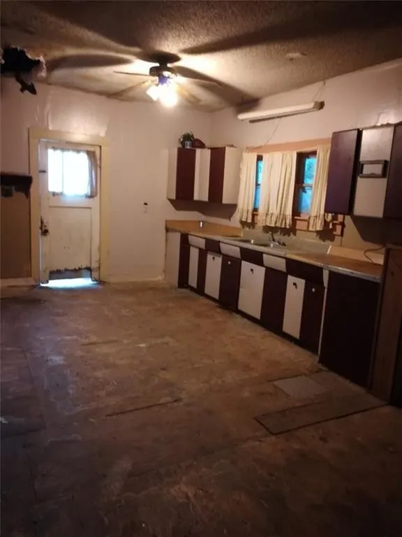Single Family Residence For Sale in Eastland County , 457 W Main Street, Ranger, Texas 76470, 3 Bedroom, 2 Bathroom, 1 Garage spaces, 1,685 Sqft, built in 1940, mls#21132426, Real Estate Agent in Ranger, Homes For Sale in Eastland county, Homes For Sale in Ranger, Realtor in Ranger Texas, Real Estate Brokerage Independent Realty Texas, Luminita Cordes Realtor