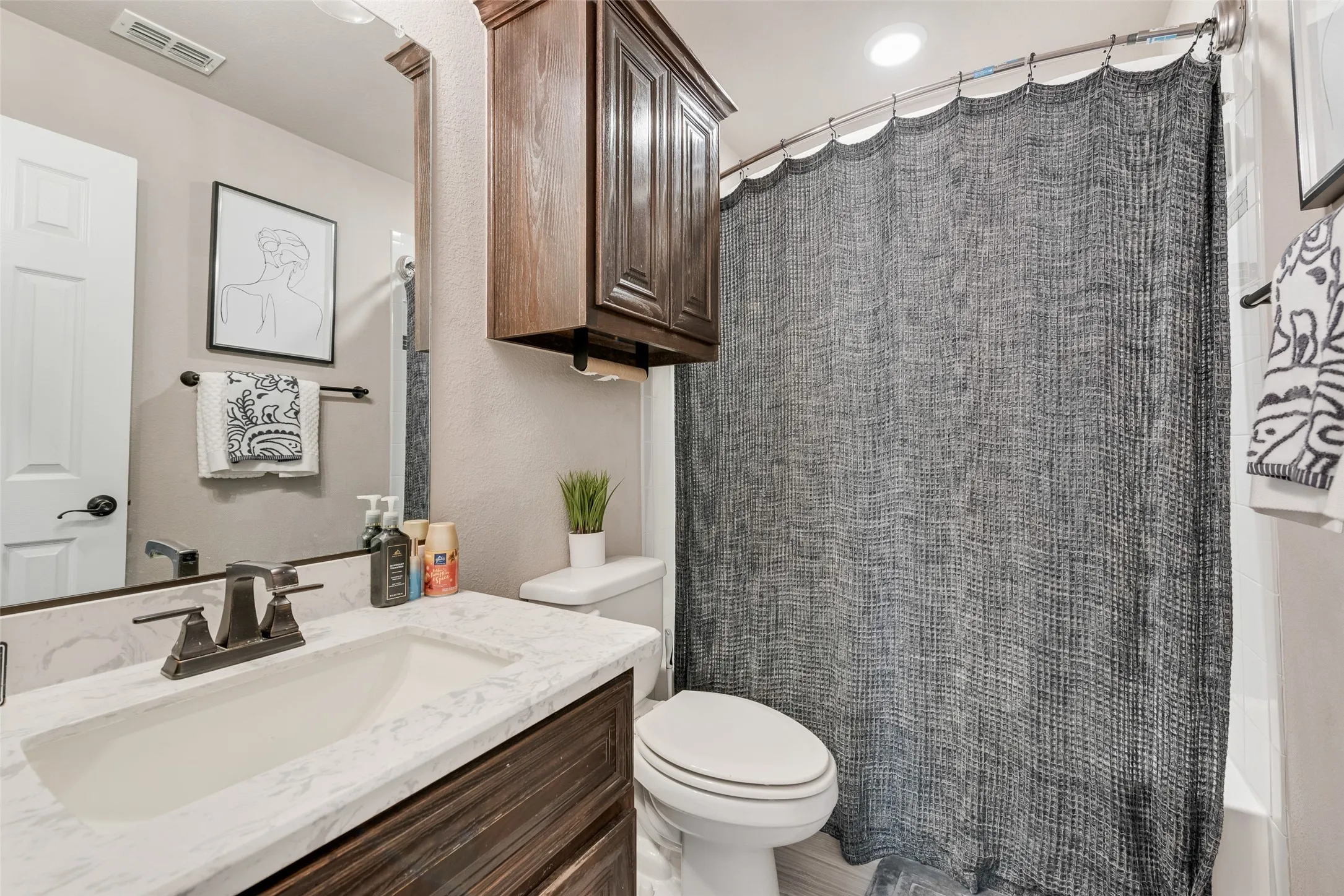 Single Family Residence For Sale in Tarrant County , 7112 Playa Norte Drive, Grand Prairie, Texas 75054, 5 Bedrooms, 4 Bathrooms, 3 Garage spaces, 4,214 Sqft, built in 2018, Preowned, Price $649,900, mls#21132440, Real Estate Agent in Grand Prairie, Homes For Sale in Tarrant county, Homes For Sale in Grand Prairie, Realtor in Grand Prairie Texas, Real Estate Brokerage Independent Realty Texas, Luminita Cordes Realtor