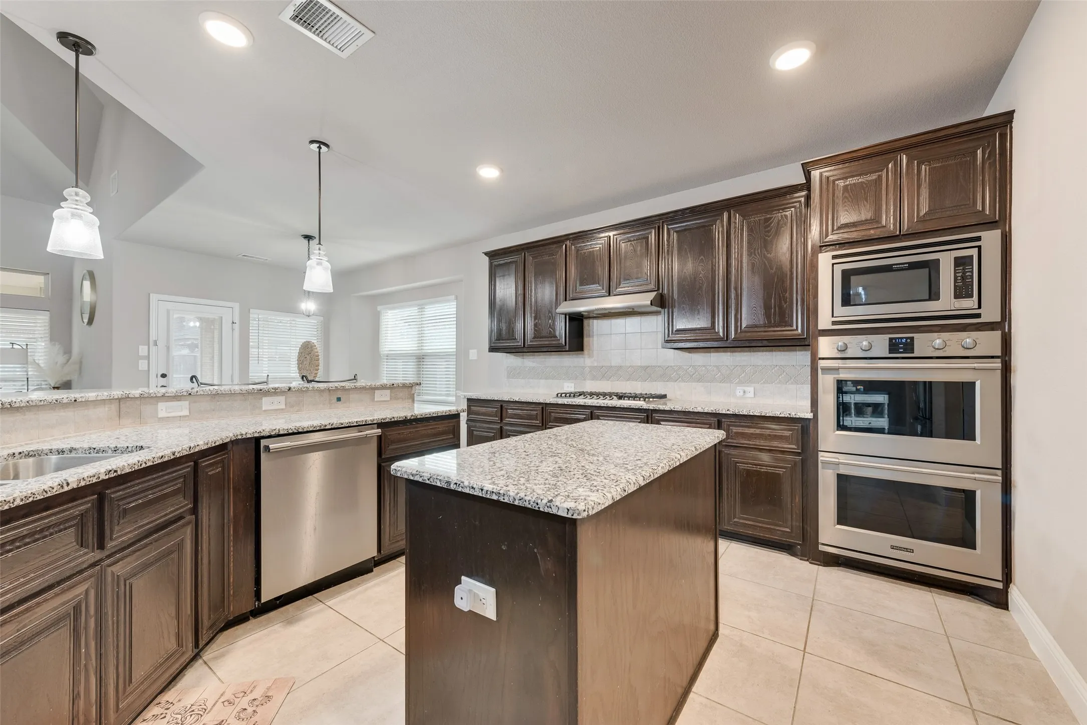 Single Family Residence For Sale in Tarrant County , 7112 Playa Norte Drive, Grand Prairie, Texas 75054, 5 Bedrooms, 4 Bathrooms, 3 Garage spaces, 4,214 Sqft, built in 2018, Preowned, Price $649,900, mls#21132440, Real Estate Agent in Grand Prairie, Homes For Sale in Tarrant county, Homes For Sale in Grand Prairie, Realtor in Grand Prairie Texas, Real Estate Brokerage Independent Realty Texas, Luminita Cordes Realtor