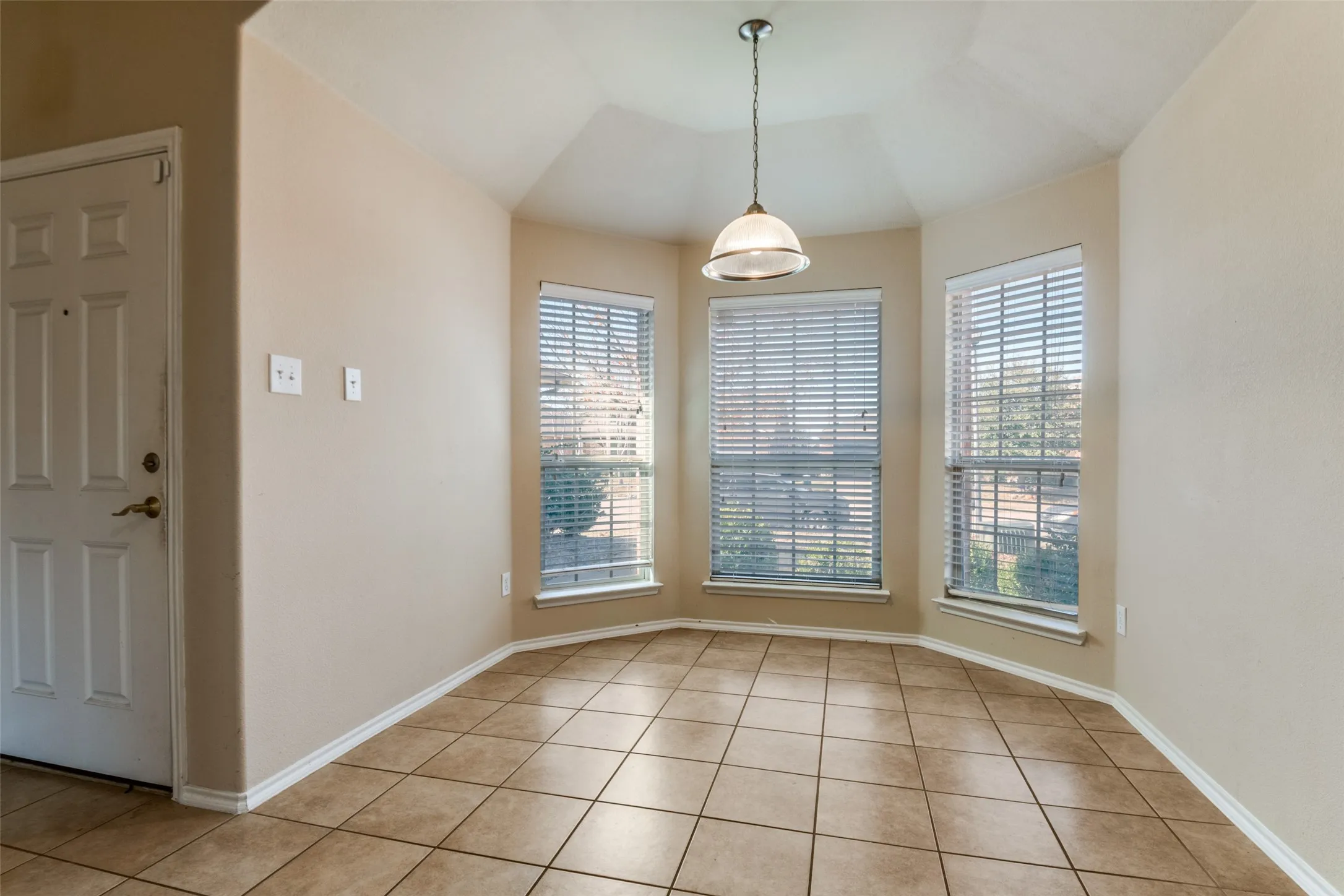 Single Family Residence For Sale in Kaufman County , 2044 Jack County Drive, Forney, Texas 75126, 4 Bedroom, 2 Bathroom, 2 Garage spaces, 1,672 Sqft, built in 2009, Preowned, mls#21132799, Real Estate Agent in Forney, Homes For Sale in Kaufman county, Homes For Sale in Forney, Realtor in Forney Texas, Real Estate Brokerage Independent Realty Texas, Luminita Cordes Realtor
