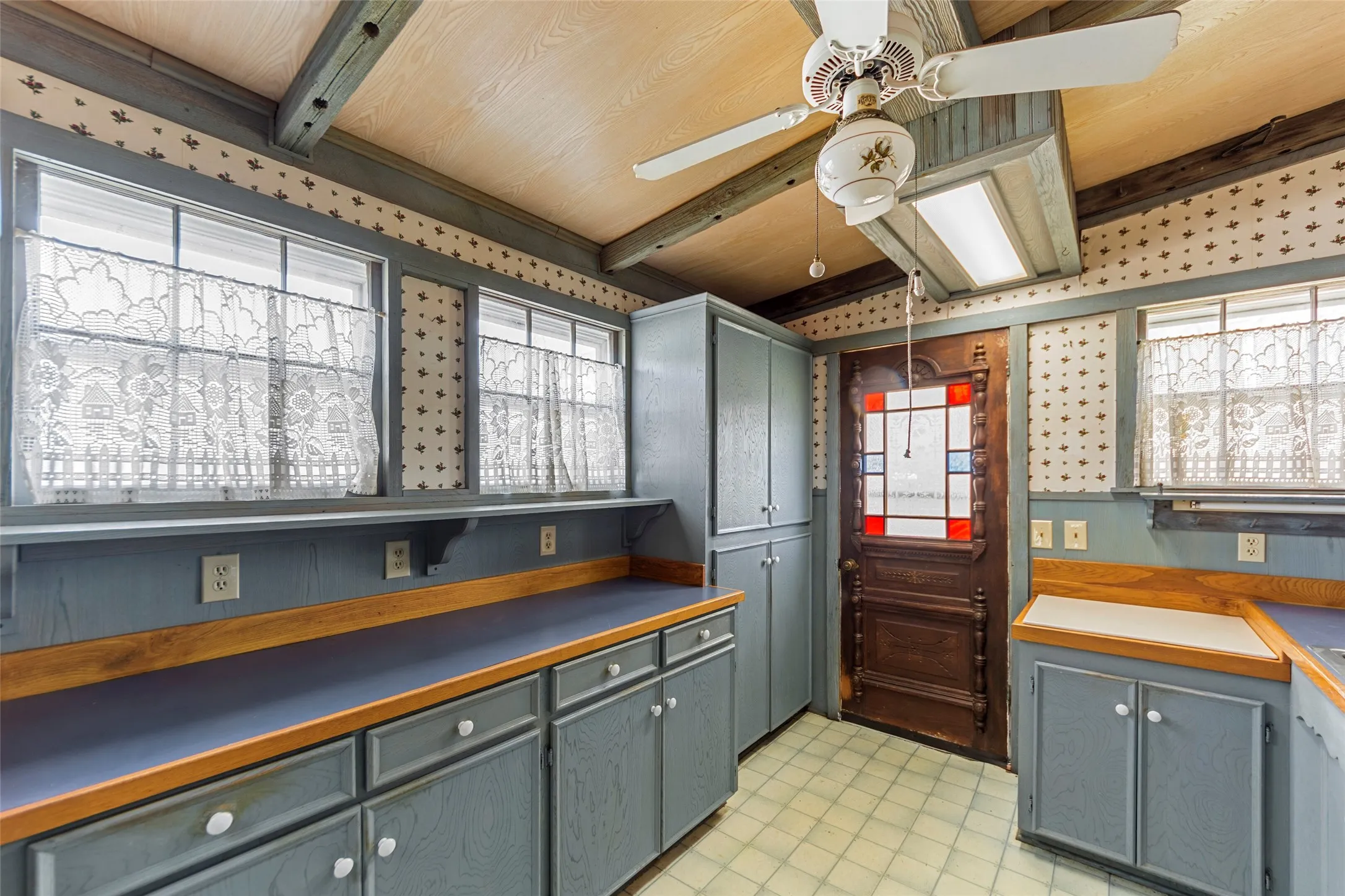 Single Family Residence For Sale in Collin County , 311 Summit Street, Farmersville, Texas 75442, 2 Bedroom, 2 Bathroom, 4 Garage spaces, 1,724 Sqft, built in 1910, Preowned, mls#21131171, Real Estate Agent in Farmersville, Homes For Sale in Collin county, Homes For Sale in Farmersville, Realtor in Farmersville Texas, Real Estate Brokerage Independent Realty Texas, Luminita Cordes Realtor
