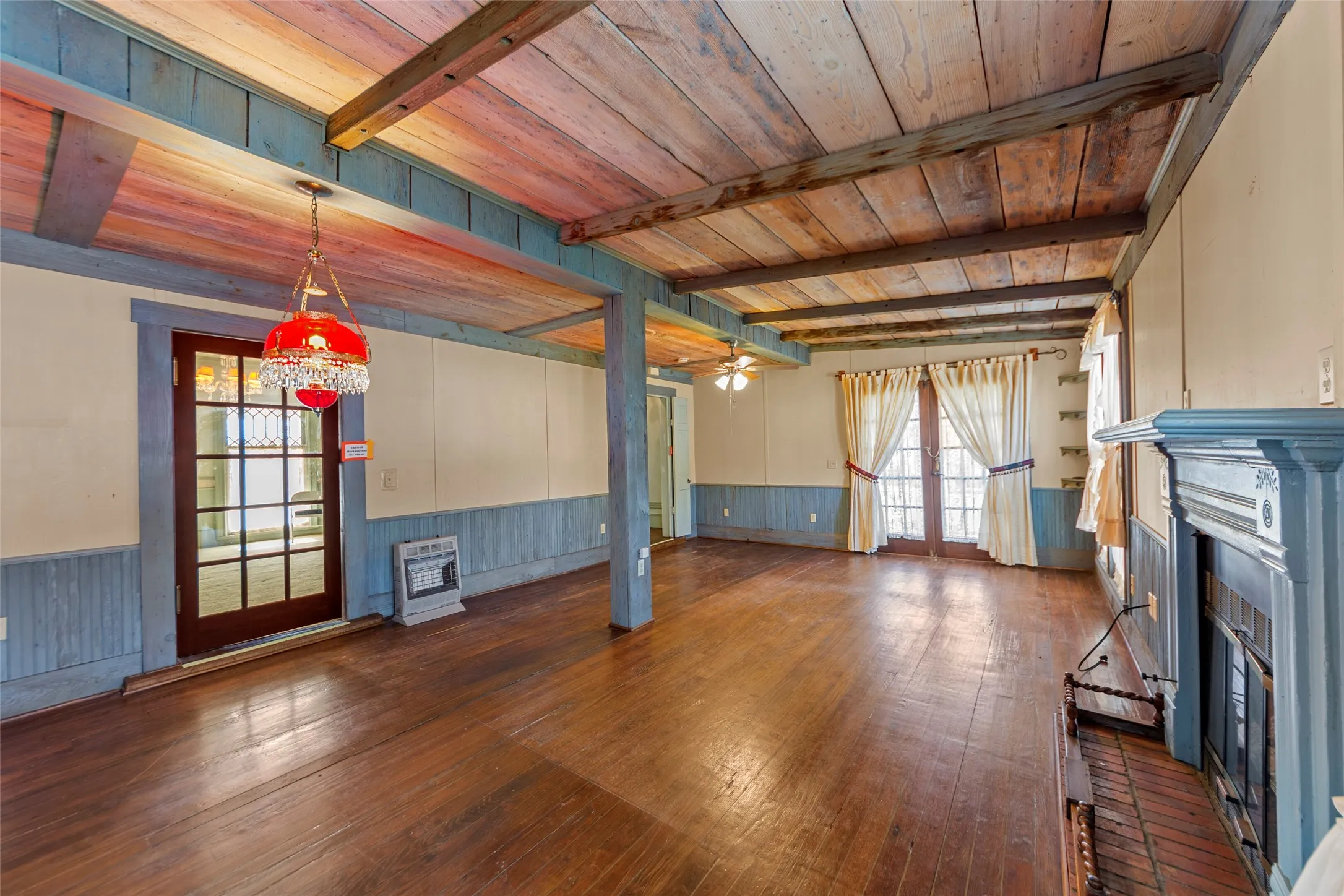 Single Family Residence For Sale in Collin County , 311 Summit Street, Farmersville, Texas 75442, 2 Bedroom, 2 Bathroom, 4 Garage spaces, 1,724 Sqft, built in 1910, Preowned, mls#21131171, Real Estate Agent in Farmersville, Homes For Sale in Collin county, Homes For Sale in Farmersville, Realtor in Farmersville Texas, Real Estate Brokerage Independent Realty Texas, Luminita Cordes Realtor