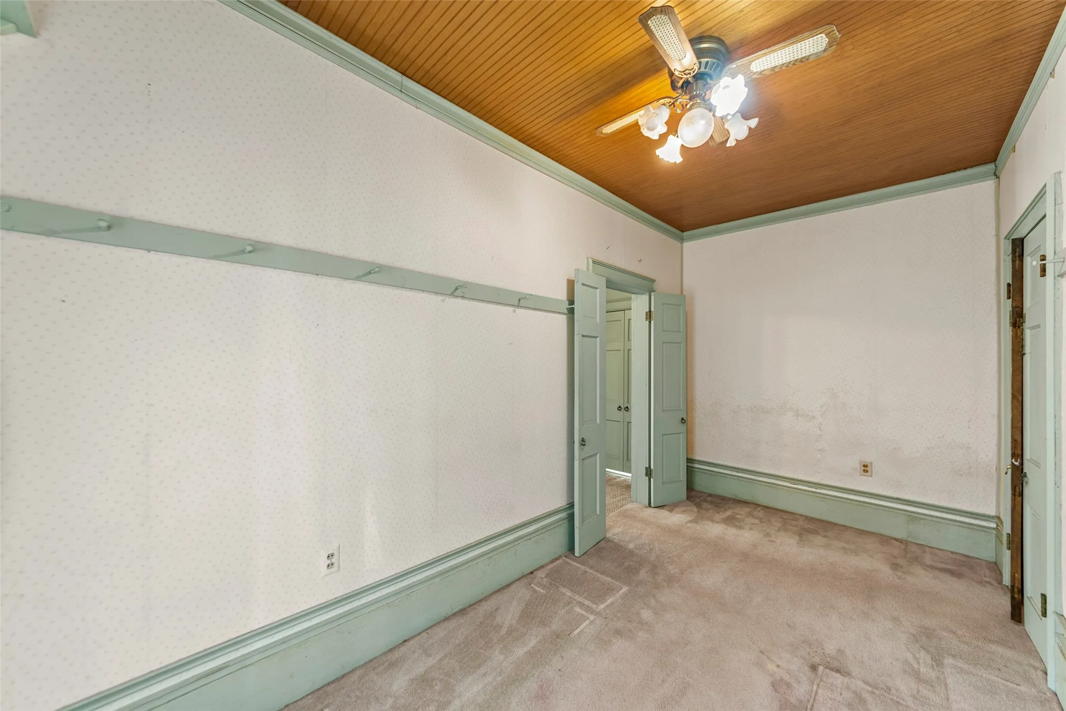 Single Family Residence For Sale in Collin County , 311 Summit Street, Farmersville, Texas 75442, 2 Bedroom, 2 Bathroom, 4 Garage spaces, 1,724 Sqft, built in 1910, Preowned, mls#21131171, Real Estate Agent in Farmersville, Homes For Sale in Collin county, Homes For Sale in Farmersville, Realtor in Farmersville Texas, Real Estate Brokerage Independent Realty Texas, Luminita Cordes Realtor