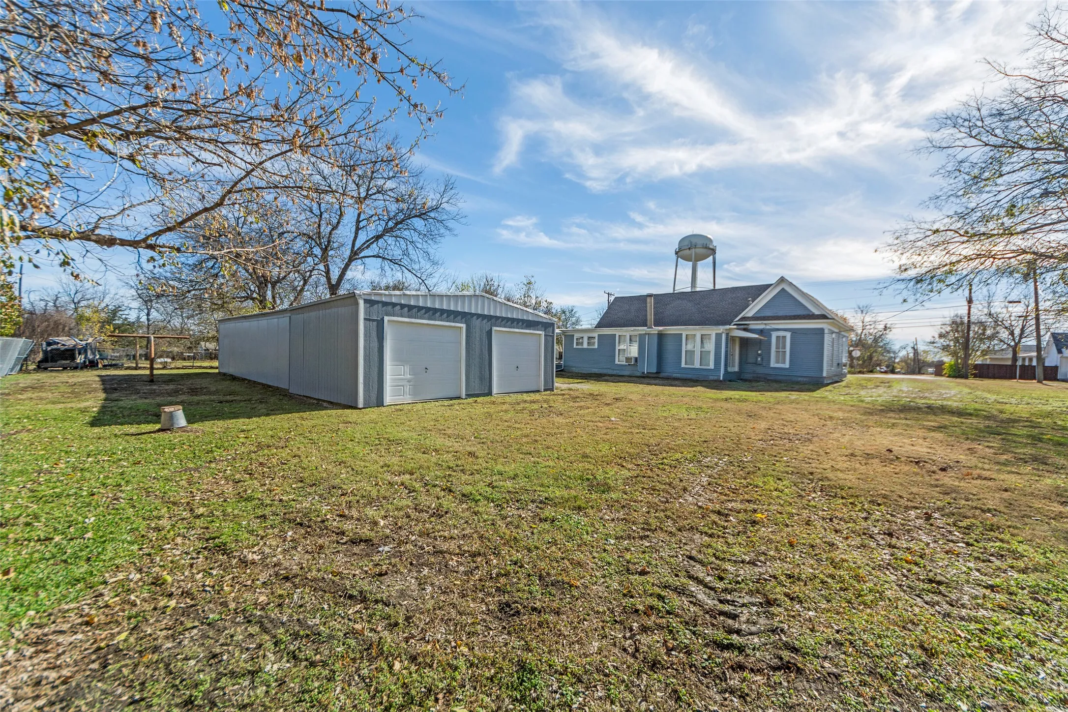 Single Family Residence For Sale in Collin County , 311 Summit Street, Farmersville, Texas 75442, 2 Bedroom, 2 Bathroom, 4 Garage spaces, 1,724 Sqft, built in 1910, Preowned, mls#21131171, Real Estate Agent in Farmersville, Homes For Sale in Collin county, Homes For Sale in Farmersville, Realtor in Farmersville Texas, Real Estate Brokerage Independent Realty Texas, Luminita Cordes Realtor