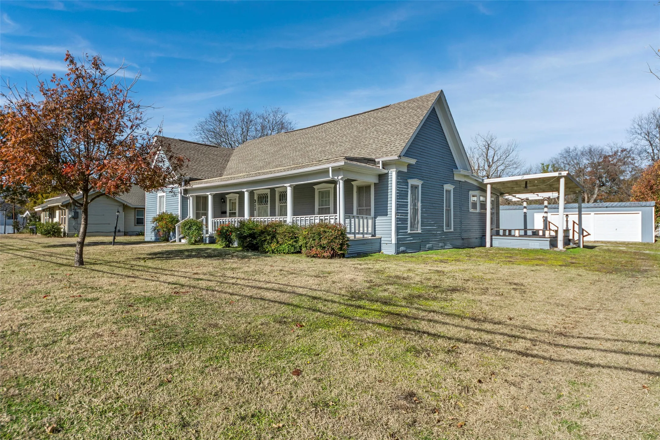Single Family Residence For Sale in Collin County , 311 Summit Street, Farmersville, Texas 75442, 2 Bedroom, 2 Bathroom, 4 Garage spaces, 1,724 Sqft, built in 1910, Preowned, mls#21131171, Real Estate Agent in Farmersville, Homes For Sale in Collin county, Homes For Sale in Farmersville, Realtor in Farmersville Texas, Real Estate Brokerage Independent Realty Texas, Luminita Cordes Realtor