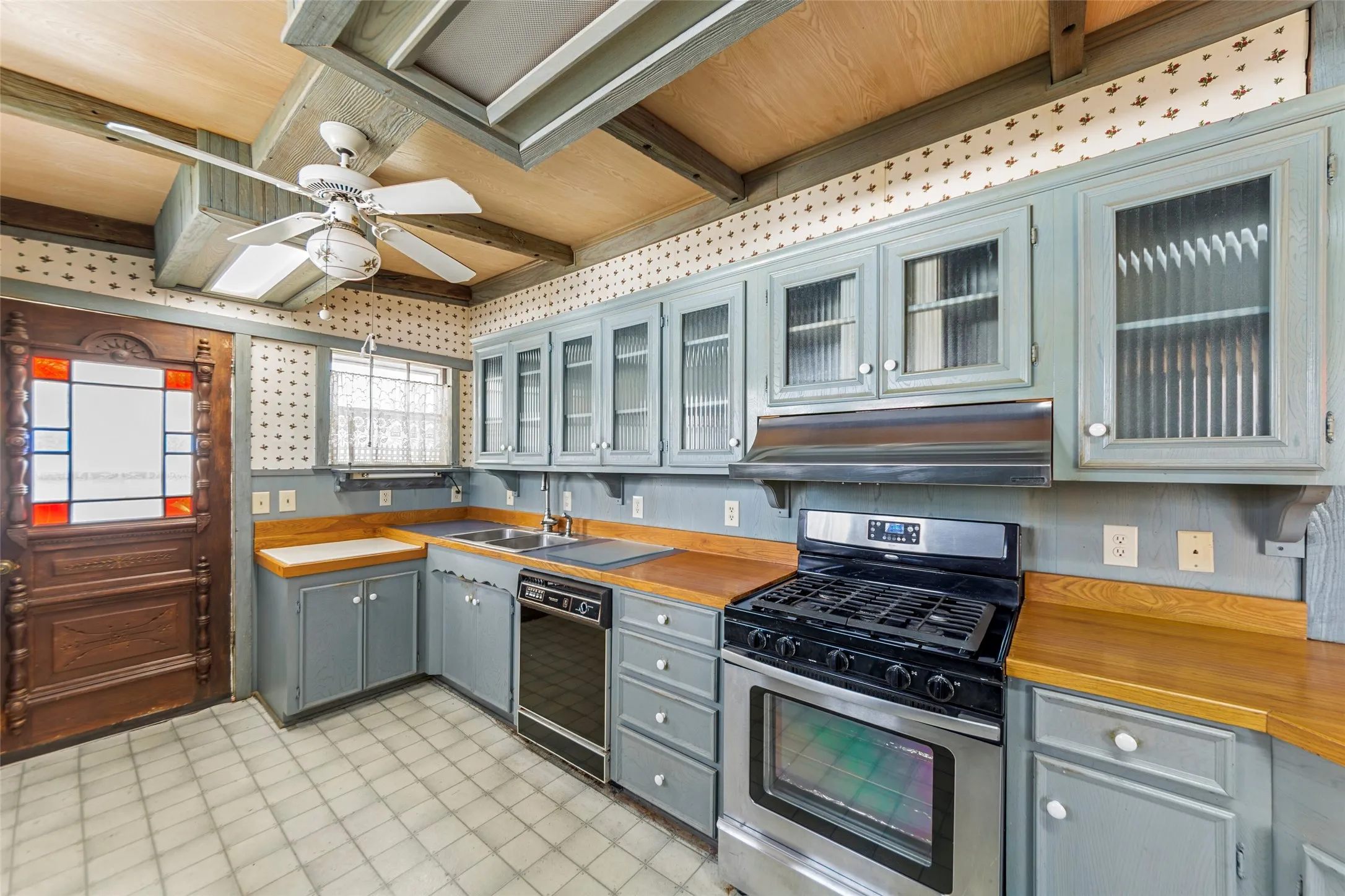 Single Family Residence For Sale in Collin County , 311 Summit Street, Farmersville, Texas 75442, 2 Bedroom, 2 Bathroom, 4 Garage spaces, 1,724 Sqft, built in 1910, Preowned, mls#21131171, Real Estate Agent in Farmersville, Homes For Sale in Collin county, Homes For Sale in Farmersville, Realtor in Farmersville Texas, Real Estate Brokerage Independent Realty Texas, Luminita Cordes Realtor