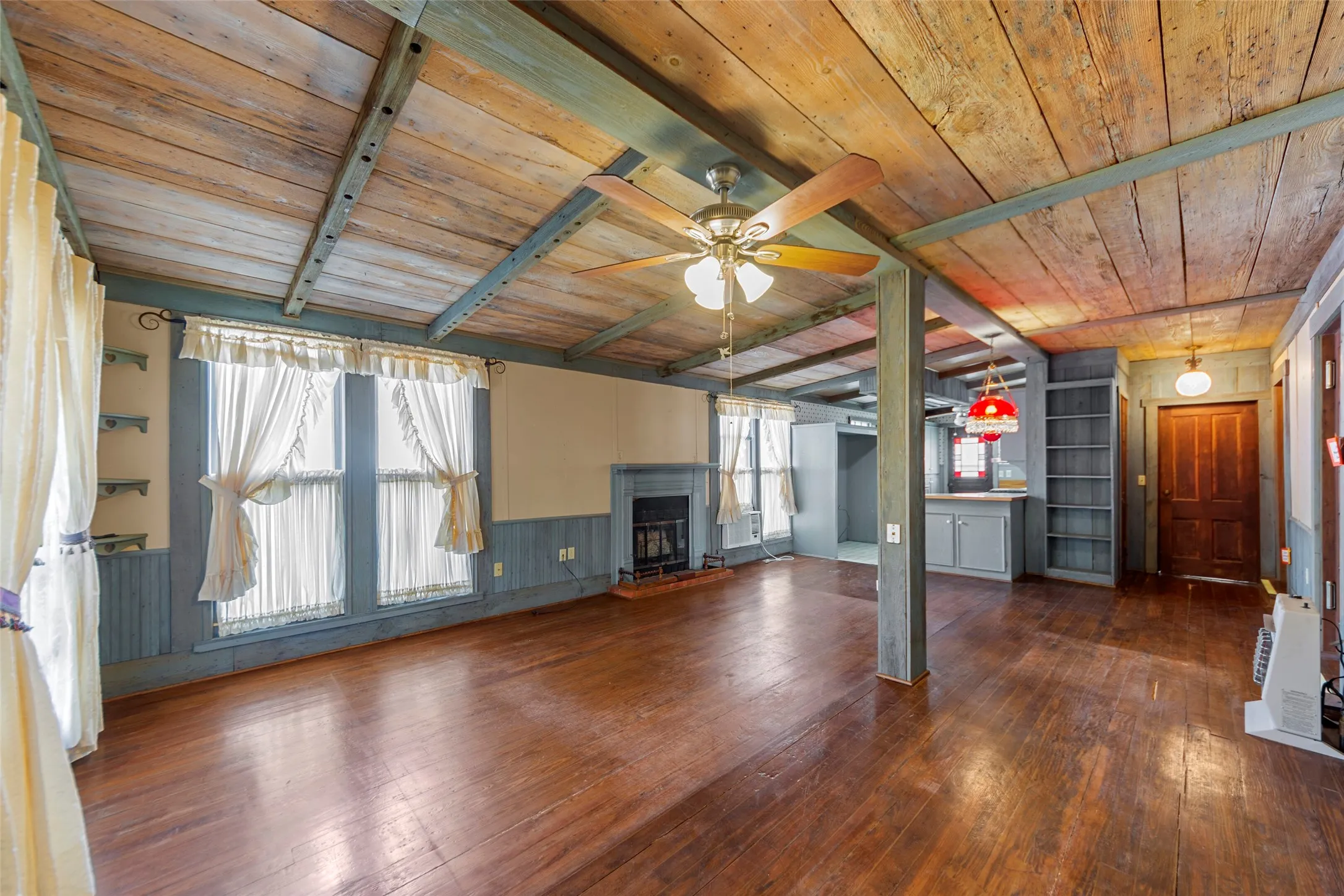 Single Family Residence For Sale in Collin County , 311 Summit Street, Farmersville, Texas 75442, 2 Bedroom, 2 Bathroom, 4 Garage spaces, 1,724 Sqft, built in 1910, Preowned, mls#21131171, Real Estate Agent in Farmersville, Homes For Sale in Collin county, Homes For Sale in Farmersville, Realtor in Farmersville Texas, Real Estate Brokerage Independent Realty Texas, Luminita Cordes Realtor