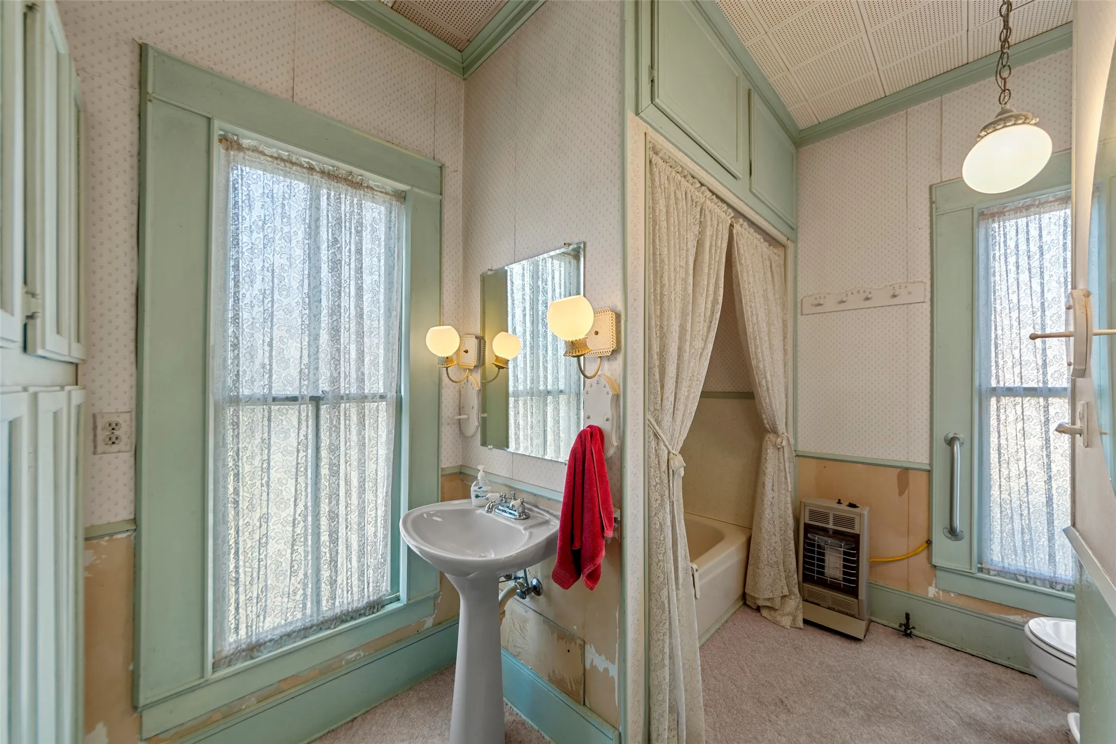 Single Family Residence For Sale in Collin County , 311 Summit Street, Farmersville, Texas 75442, 2 Bedroom, 2 Bathroom, 4 Garage spaces, 1,724 Sqft, built in 1910, Preowned, mls#21131171, Real Estate Agent in Farmersville, Homes For Sale in Collin county, Homes For Sale in Farmersville, Realtor in Farmersville Texas, Real Estate Brokerage Independent Realty Texas, Luminita Cordes Realtor