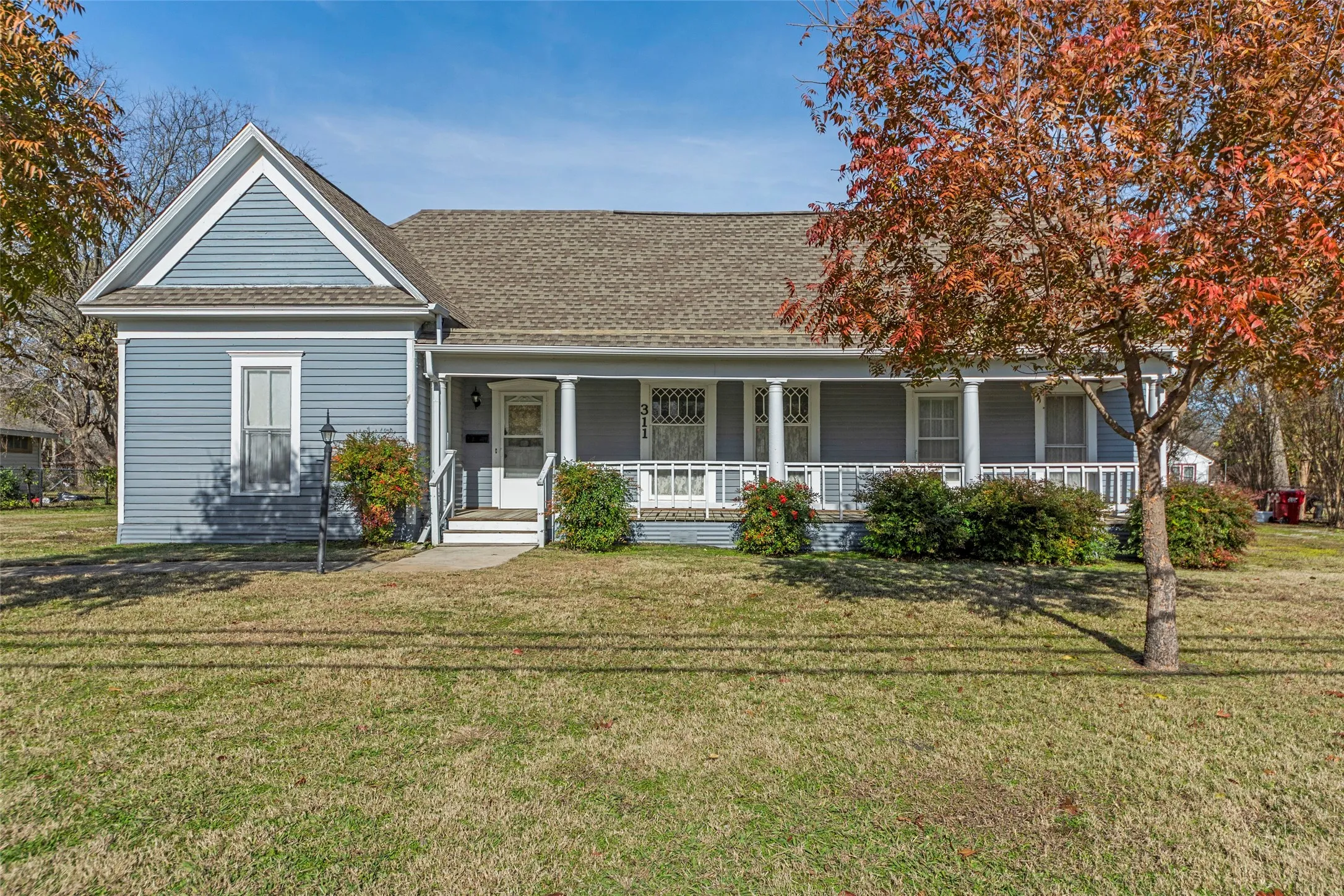 Single Family Residence For Sale in Collin County , 311 Summit Street, Farmersville, Texas 75442, 2 Bedroom, 2 Bathroom, 4 Garage spaces, 1,724 Sqft, built in 1910, Preowned, mls#21131171, Real Estate Agent in Farmersville, Homes For Sale in Collin county, Homes For Sale in Farmersville, Realtor in Farmersville Texas, Real Estate Brokerage Independent Realty Texas, Luminita Cordes Realtor