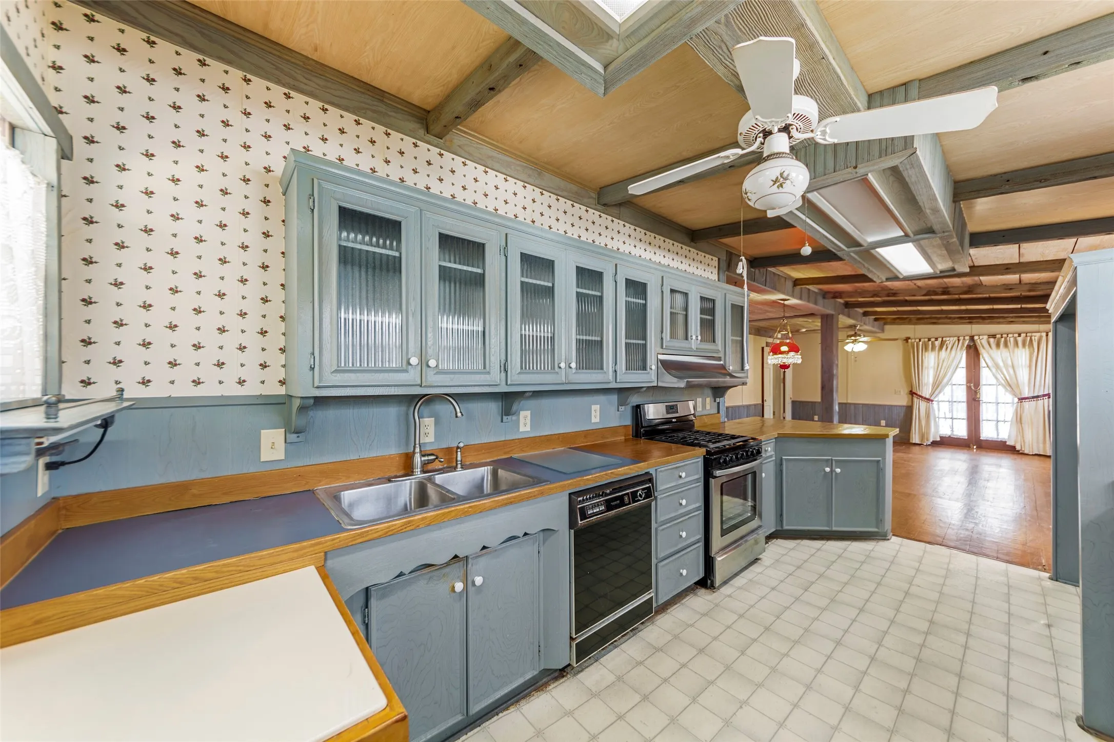 Single Family Residence For Sale in Collin County , 311 Summit Street, Farmersville, Texas 75442, 2 Bedroom, 2 Bathroom, 4 Garage spaces, 1,724 Sqft, built in 1910, Preowned, mls#21131171, Real Estate Agent in Farmersville, Homes For Sale in Collin county, Homes For Sale in Farmersville, Realtor in Farmersville Texas, Real Estate Brokerage Independent Realty Texas, Luminita Cordes Realtor