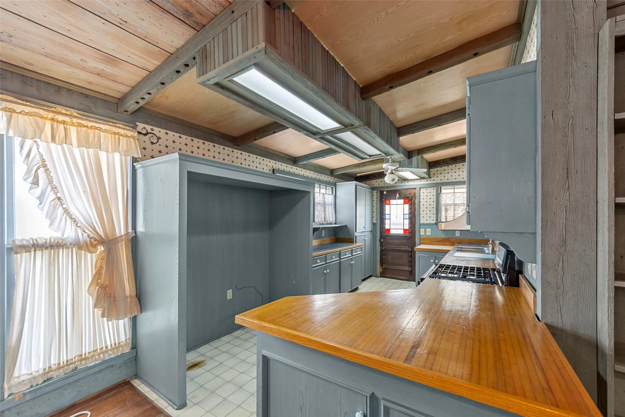 Single Family Residence For Sale in Collin County , 311 Summit Street, Farmersville, Texas 75442, 2 Bedroom, 2 Bathroom, 4 Garage spaces, 1,724 Sqft, built in 1910, Preowned, mls#21131171, Real Estate Agent in Farmersville, Homes For Sale in Collin county, Homes For Sale in Farmersville, Realtor in Farmersville Texas, Real Estate Brokerage Independent Realty Texas, Luminita Cordes Realtor
