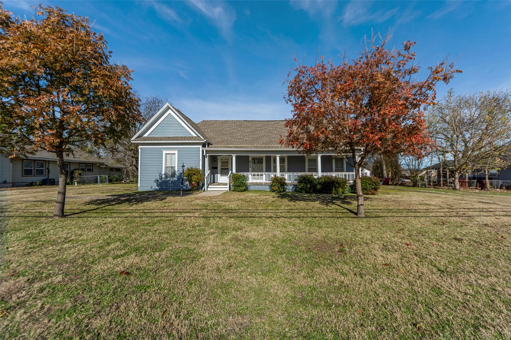 Single Family Residence For Sale in Collin County , 311 Summit Street, Farmersville, Texas 75442, 2 Bedroom, 2 Bathroom, 4 Garage spaces, 1,724 Sqft, built in 1910, Preowned, mls#21131171, Real Estate Agent in Farmersville, Homes For Sale in Collin county, Homes For Sale in Farmersville, Realtor in Farmersville Texas, Real Estate Brokerage Independent Realty Texas, Luminita Cordes Realtor