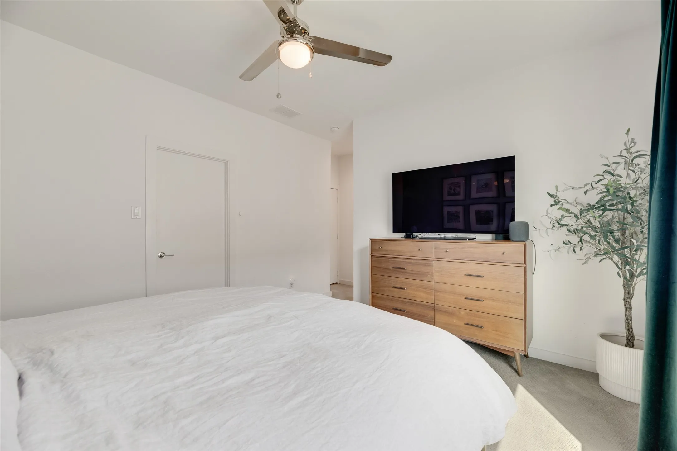 Condominium For Rent in Dallas County , 4705 Bryan Street 302, Dallas, Texas 75204, 2 Bedrooms, 3 Bathrooms, 2 Garage spaces, 1,550 Sqft, built in 2017, Price $3,000, mls#21132855, Real Estate Agent in Dallas, Homes For Rent in Dallas county, Homes For Rent in Dallas, Realtor in Dallas Texas, Real Estate Brokerage Independent Realty Texas, Luminita Cordes Realtor
