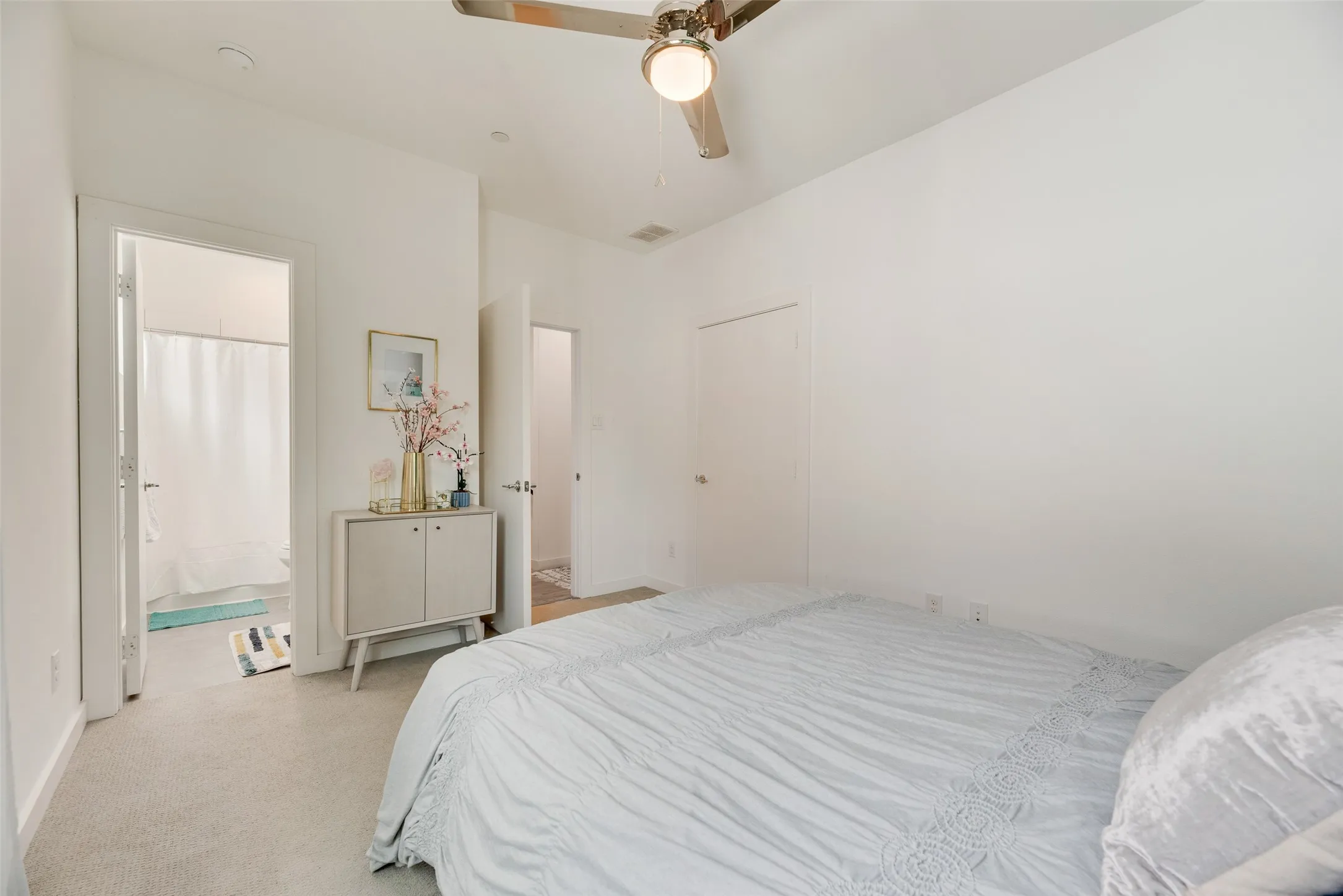 Condominium For Rent in Dallas County , 4705 Bryan Street 302, Dallas, Texas 75204, 2 Bedrooms, 3 Bathrooms, 2 Garage spaces, 1,550 Sqft, built in 2017, Price $3,000, mls#21132855, Real Estate Agent in Dallas, Homes For Rent in Dallas county, Homes For Rent in Dallas, Realtor in Dallas Texas, Real Estate Brokerage Independent Realty Texas, Luminita Cordes Realtor