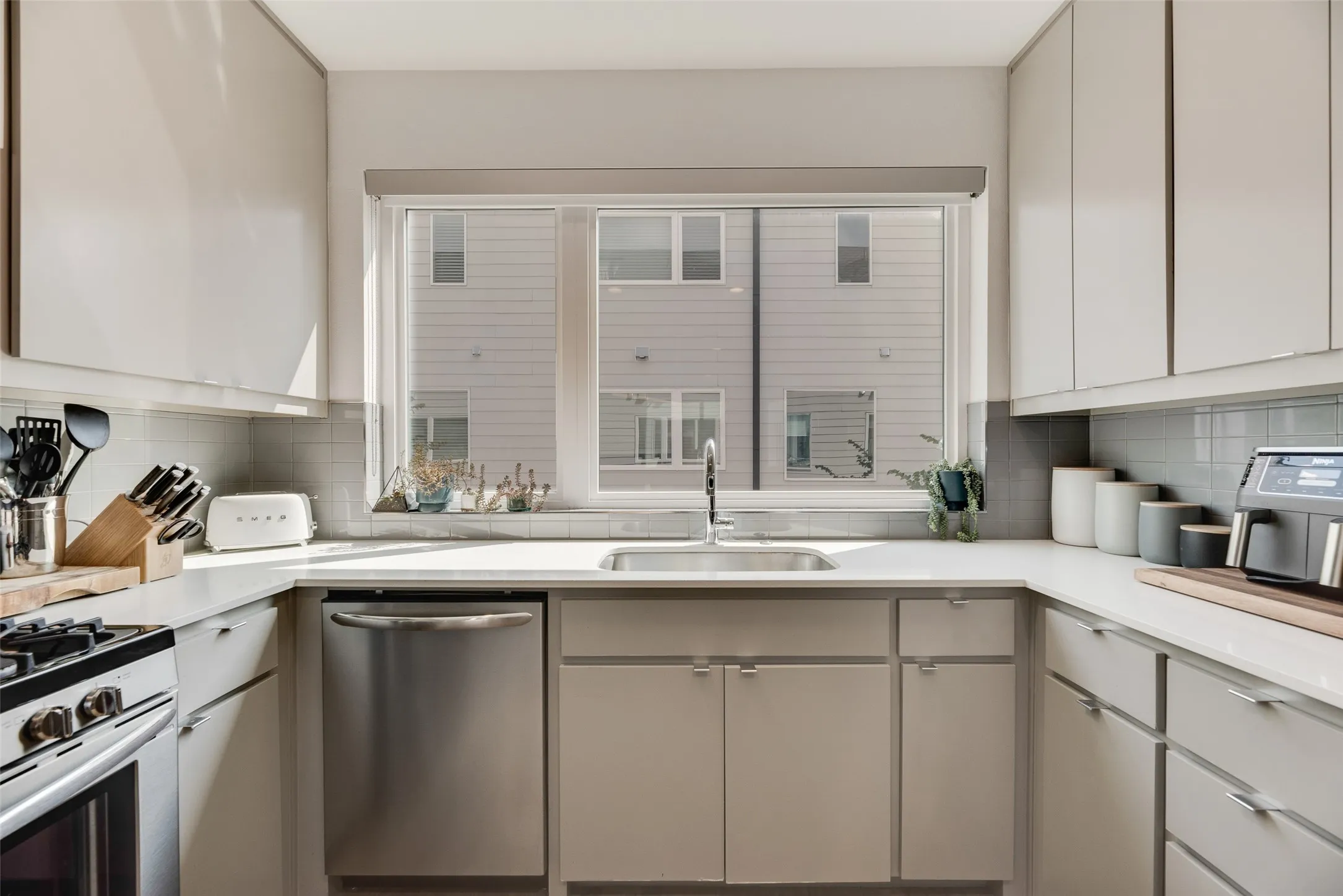 Condominium For Rent in Dallas County , 4705 Bryan Street 302, Dallas, Texas 75204, 2 Bedrooms, 3 Bathrooms, 2 Garage spaces, 1,550 Sqft, built in 2017, Price $3,000, mls#21132855, Real Estate Agent in Dallas, Homes For Rent in Dallas county, Homes For Rent in Dallas, Realtor in Dallas Texas, Real Estate Brokerage Independent Realty Texas, Luminita Cordes Realtor