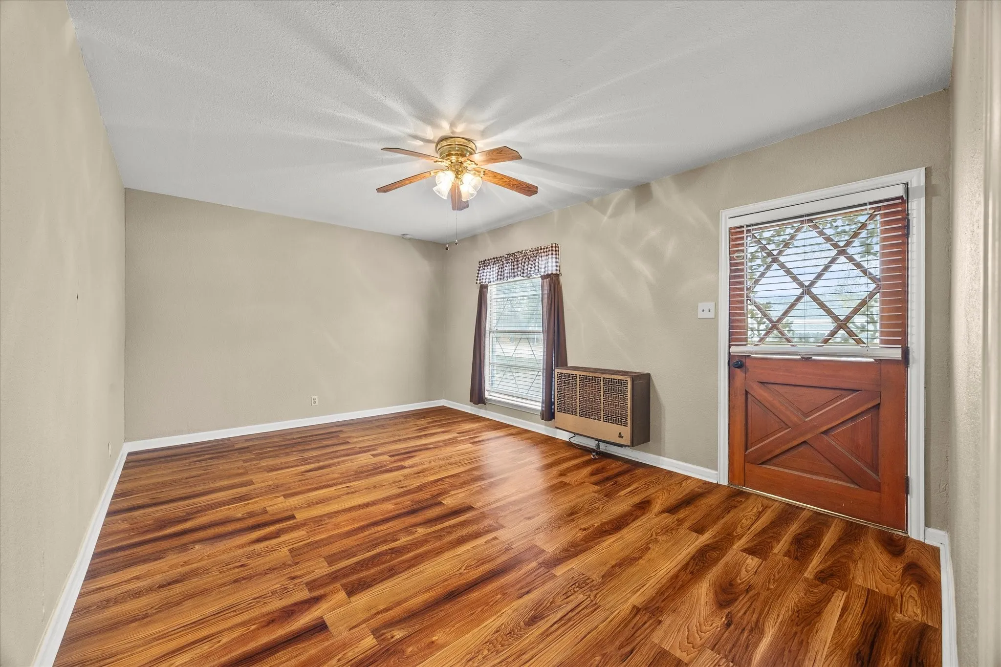 Single Family Residence For Sale in Rockwall County , 302 S Clark Street, Rockwall, Texas 75087, 3 Bedroom, 2 Bathroom, Garage spaces, 1,080 Sqft, built in 1980, Preowned, mls#21128847, Real Estate Agent in Rockwall, Homes For Sale in Rockwall county, Homes For Sale in Rockwall, Realtor in Rockwall Texas, Real Estate Brokerage Independent Realty Texas, Luminita Cordes Realtor