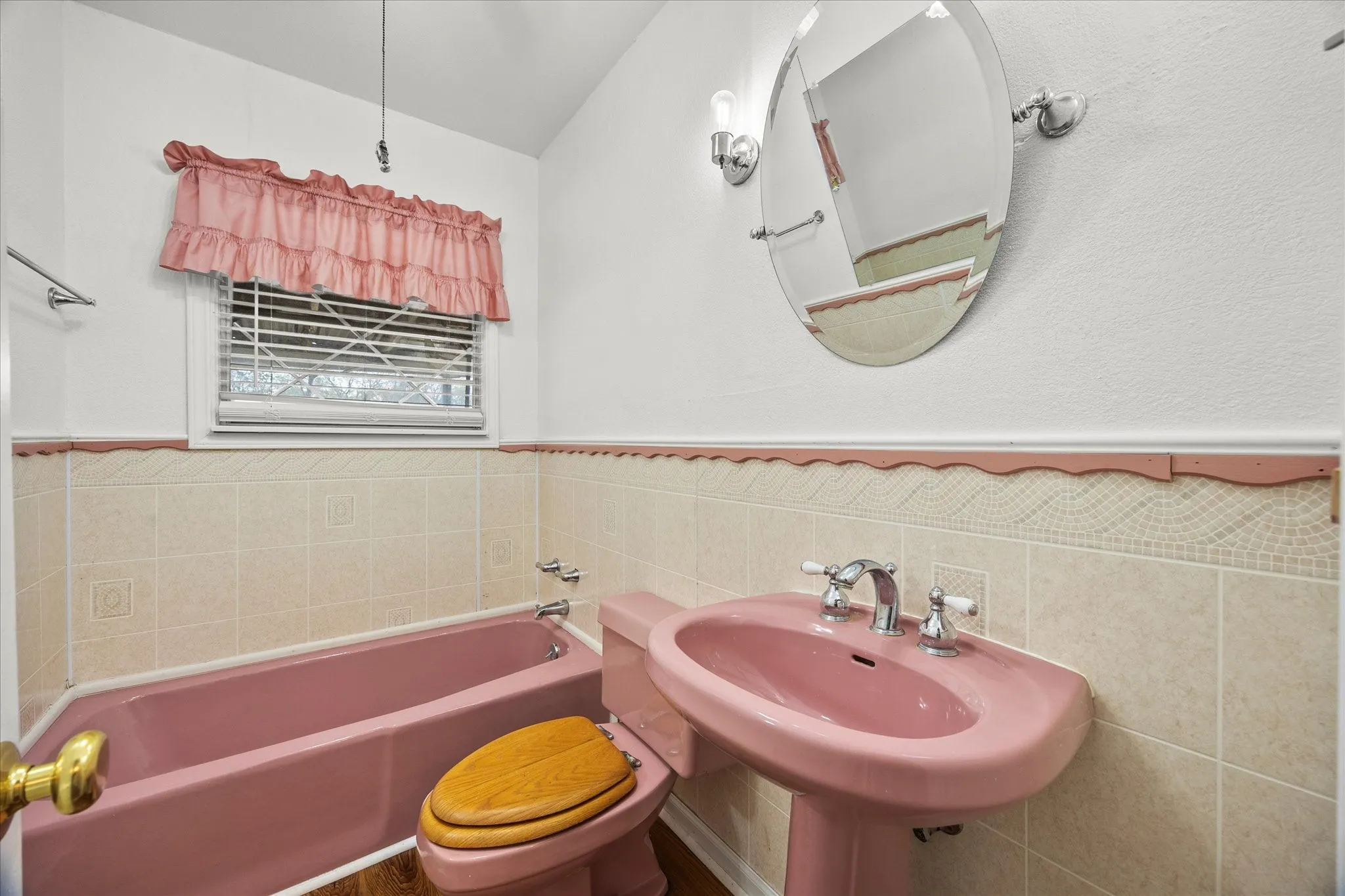Single Family Residence For Sale in Rockwall County , 302 S Clark Street, Rockwall, Texas 75087, 3 Bedroom, 2 Bathroom, Garage spaces, 1,080 Sqft, built in 1980, Preowned, mls#21128847, Real Estate Agent in Rockwall, Homes For Sale in Rockwall county, Homes For Sale in Rockwall, Realtor in Rockwall Texas, Real Estate Brokerage Independent Realty Texas, Luminita Cordes Realtor