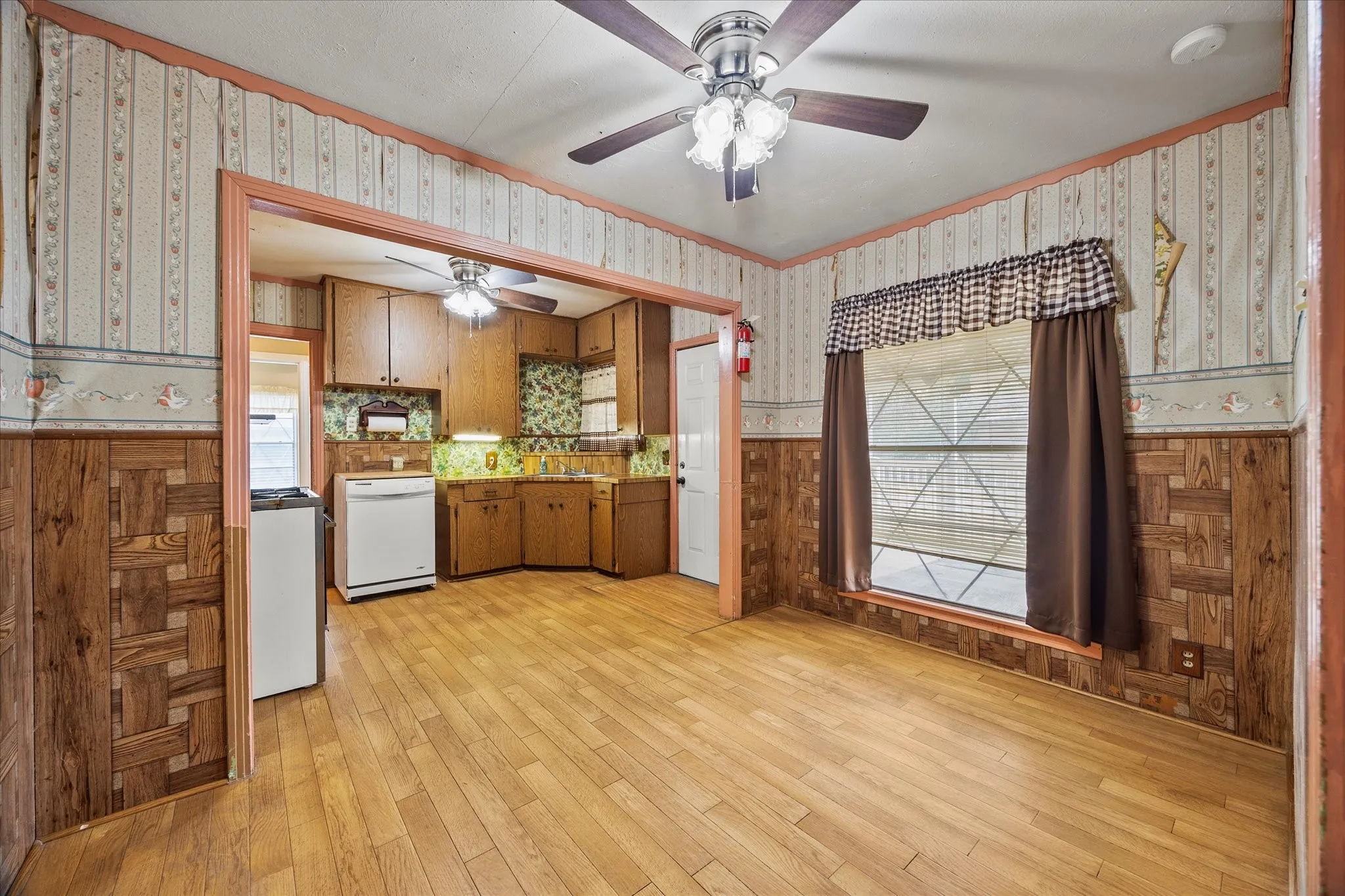 Single Family Residence For Sale in Rockwall County , 302 S Clark Street, Rockwall, Texas 75087, 3 Bedroom, 2 Bathroom, Garage spaces, 1,080 Sqft, built in 1980, Preowned, mls#21128847, Real Estate Agent in Rockwall, Homes For Sale in Rockwall county, Homes For Sale in Rockwall, Realtor in Rockwall Texas, Real Estate Brokerage Independent Realty Texas, Luminita Cordes Realtor