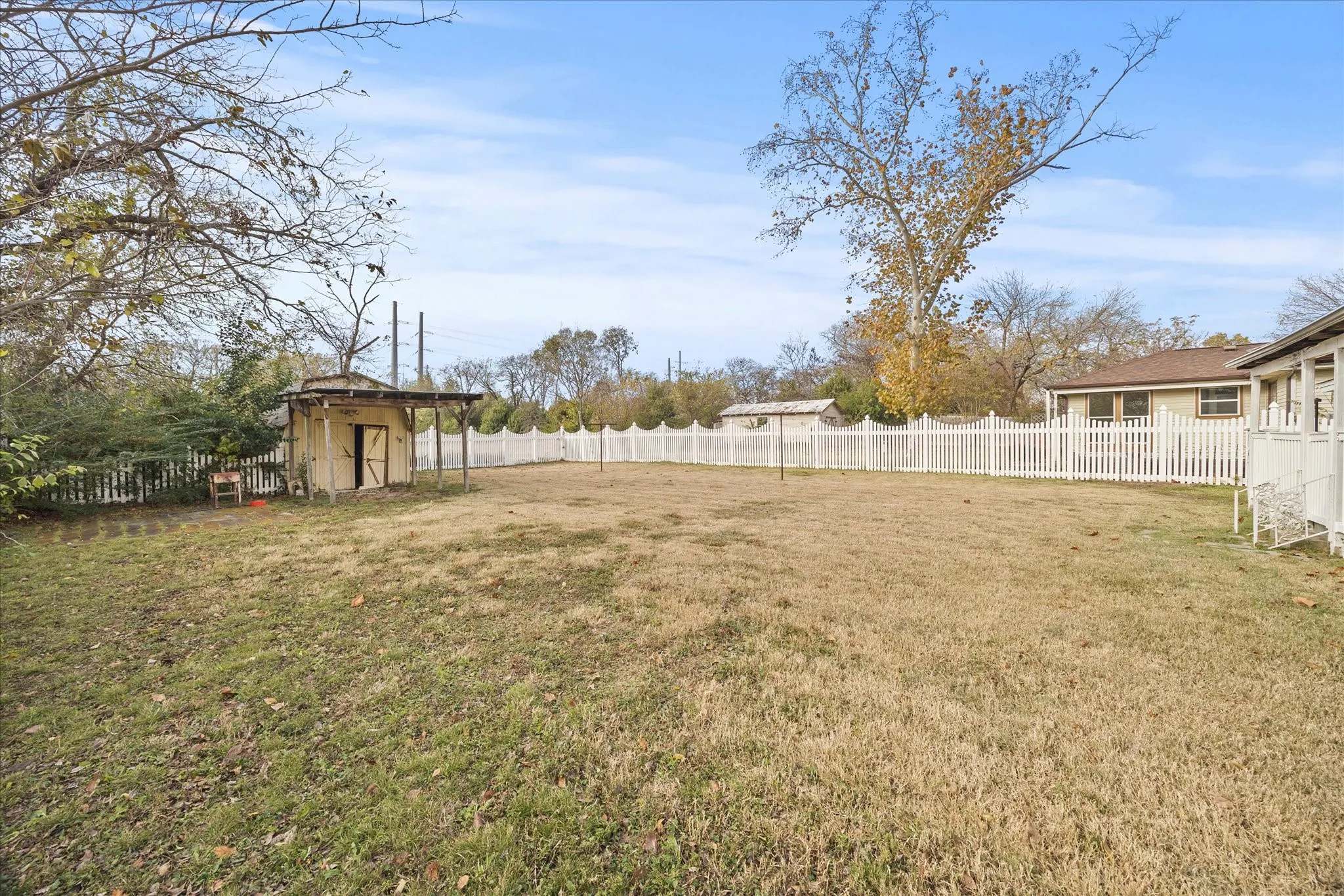 Single Family Residence For Sale in Rockwall County , 302 S Clark Street, Rockwall, Texas 75087, 3 Bedroom, 2 Bathroom, Garage spaces, 1,080 Sqft, built in 1980, Preowned, mls#21128847, Real Estate Agent in Rockwall, Homes For Sale in Rockwall county, Homes For Sale in Rockwall, Realtor in Rockwall Texas, Real Estate Brokerage Independent Realty Texas, Luminita Cordes Realtor