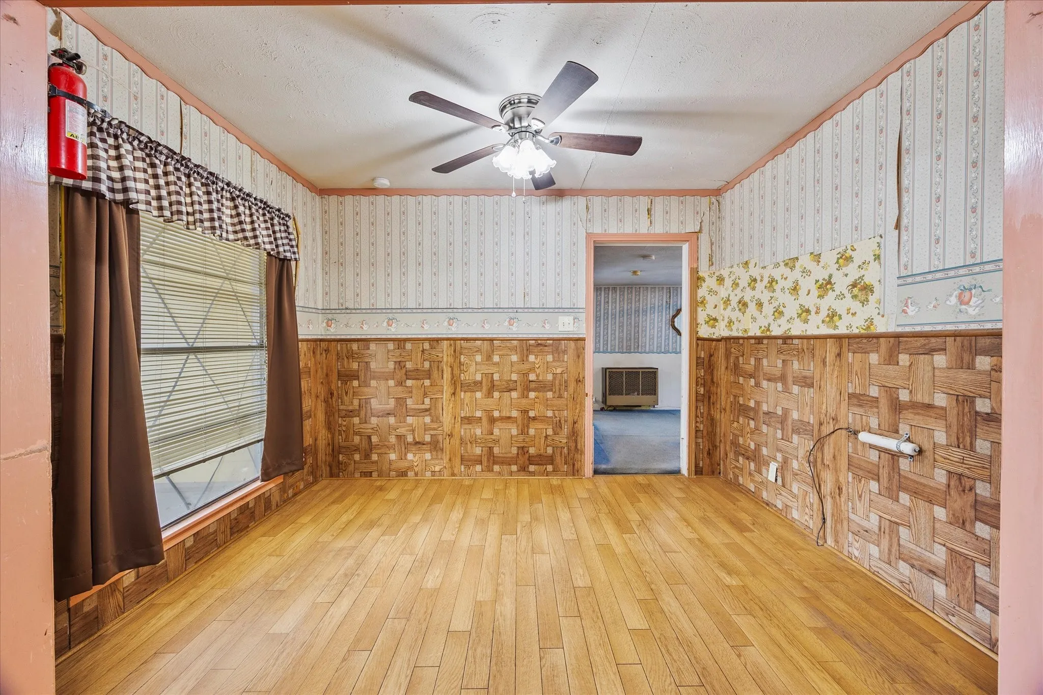 Single Family Residence For Sale in Rockwall County , 302 S Clark Street, Rockwall, Texas 75087, 3 Bedroom, 2 Bathroom, Garage spaces, 1,080 Sqft, built in 1980, Preowned, mls#21128847, Real Estate Agent in Rockwall, Homes For Sale in Rockwall county, Homes For Sale in Rockwall, Realtor in Rockwall Texas, Real Estate Brokerage Independent Realty Texas, Luminita Cordes Realtor