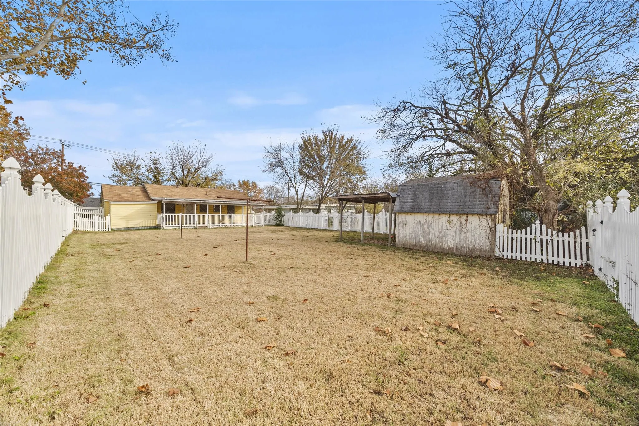 Single Family Residence For Sale in Rockwall County , 302 S Clark Street, Rockwall, Texas 75087, 3 Bedroom, 2 Bathroom, Garage spaces, 1,080 Sqft, built in 1980, Preowned, mls#21128847, Real Estate Agent in Rockwall, Homes For Sale in Rockwall county, Homes For Sale in Rockwall, Realtor in Rockwall Texas, Real Estate Brokerage Independent Realty Texas, Luminita Cordes Realtor