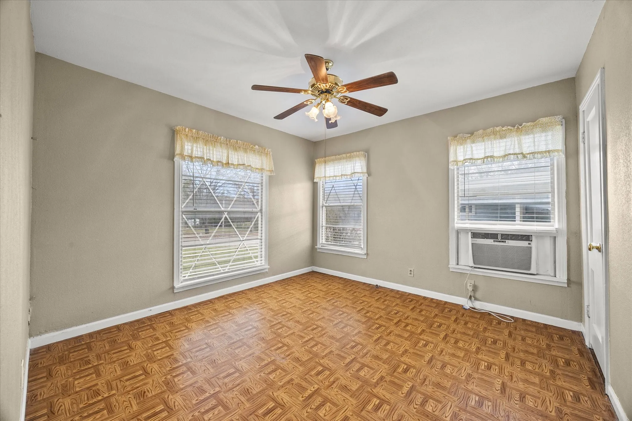 Single Family Residence For Sale in Rockwall County , 302 S Clark Street, Rockwall, Texas 75087, 3 Bedroom, 2 Bathroom, Garage spaces, 1,080 Sqft, built in 1980, Preowned, mls#21128847, Real Estate Agent in Rockwall, Homes For Sale in Rockwall county, Homes For Sale in Rockwall, Realtor in Rockwall Texas, Real Estate Brokerage Independent Realty Texas, Luminita Cordes Realtor